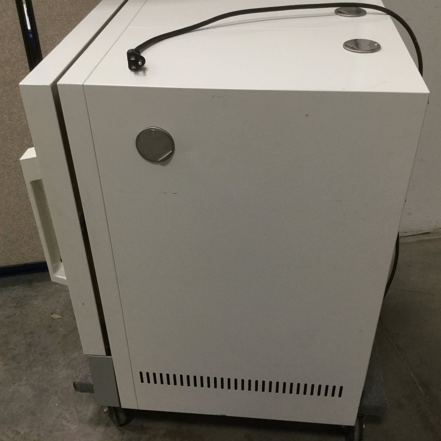 Used Baxter Scientific Products DS-44 Gravity Convection Oven, 17.75"x17.75"x19.25"