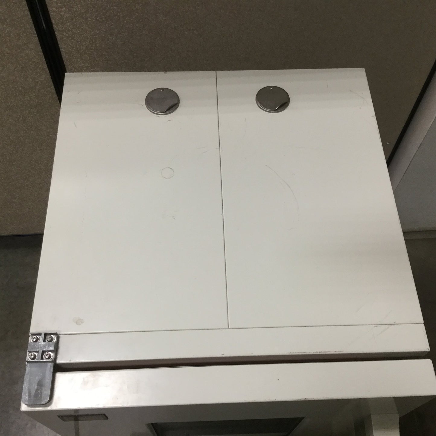 Used Baxter Scientific Products DS-44 Gravity Convection Oven, 17.75"x17.75"x19.25"