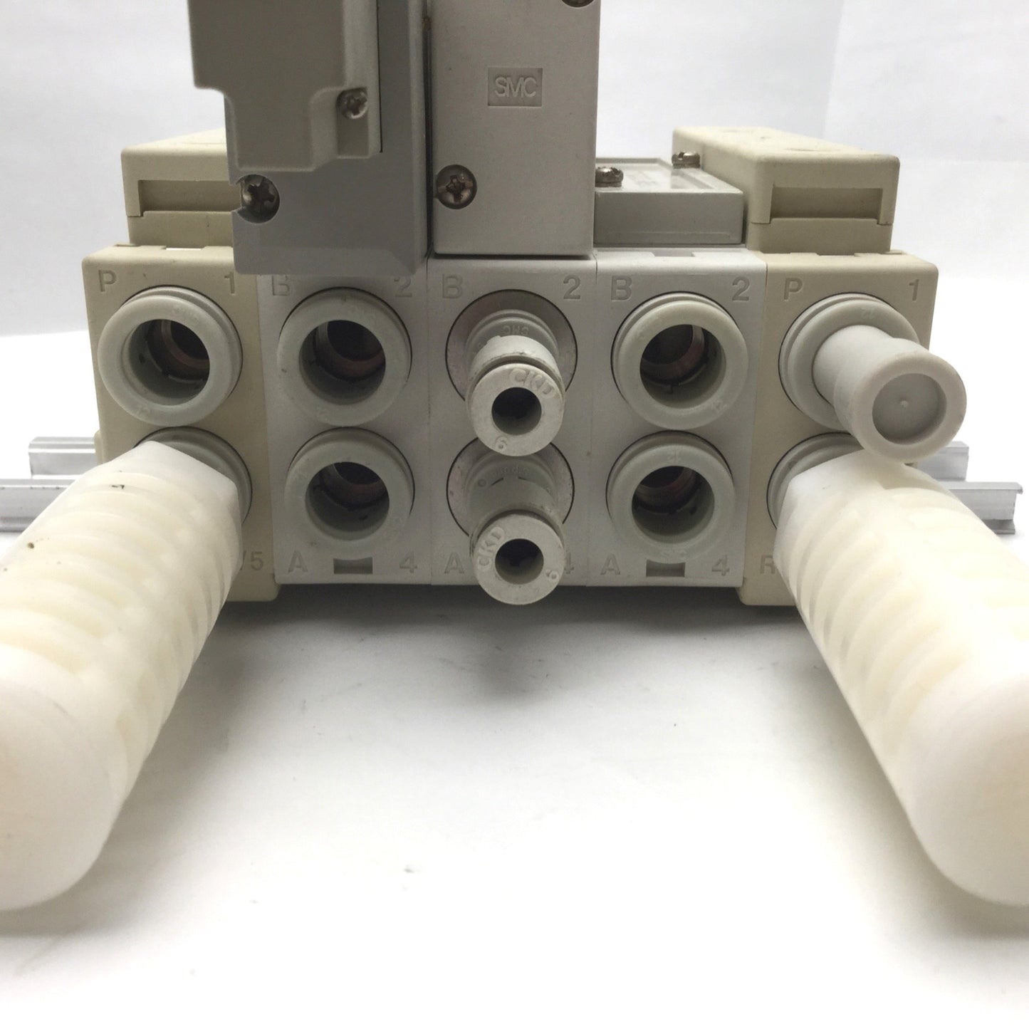 Used Bank Of SMC SY9140-5D0-Q and SY9340-5D0-Q 5 Port Solenoid Valves 24VDC 0.7MPa
