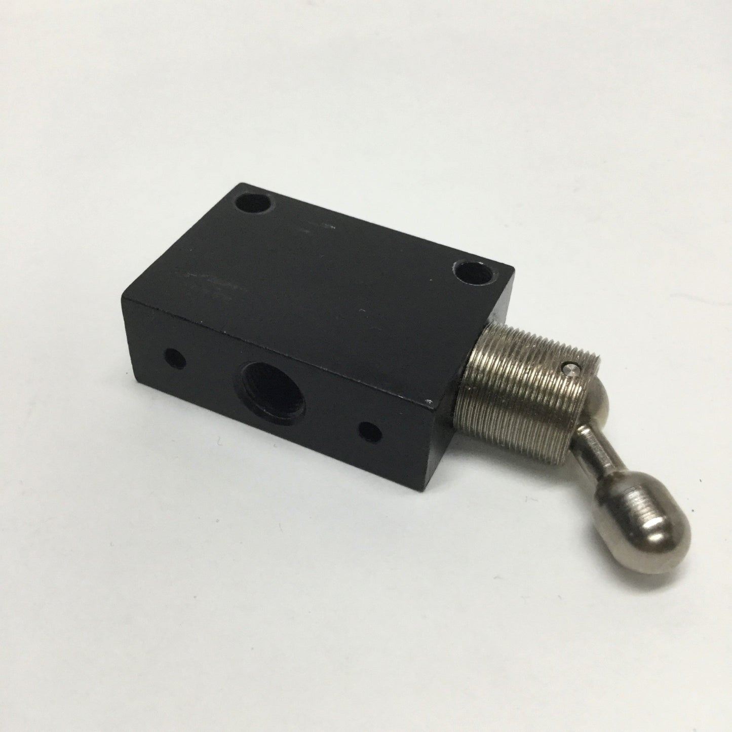 Used Pneumadyne H4C-1/8-DT Detented Toggle Air Control Valve, 4-Way, 2-Pos, 1/8"NPT