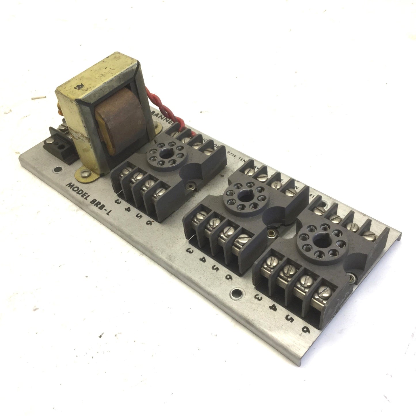 Used Banner BRB-L Relay Control Base, 3 Ports, 8-PIN, Input: 115VAC