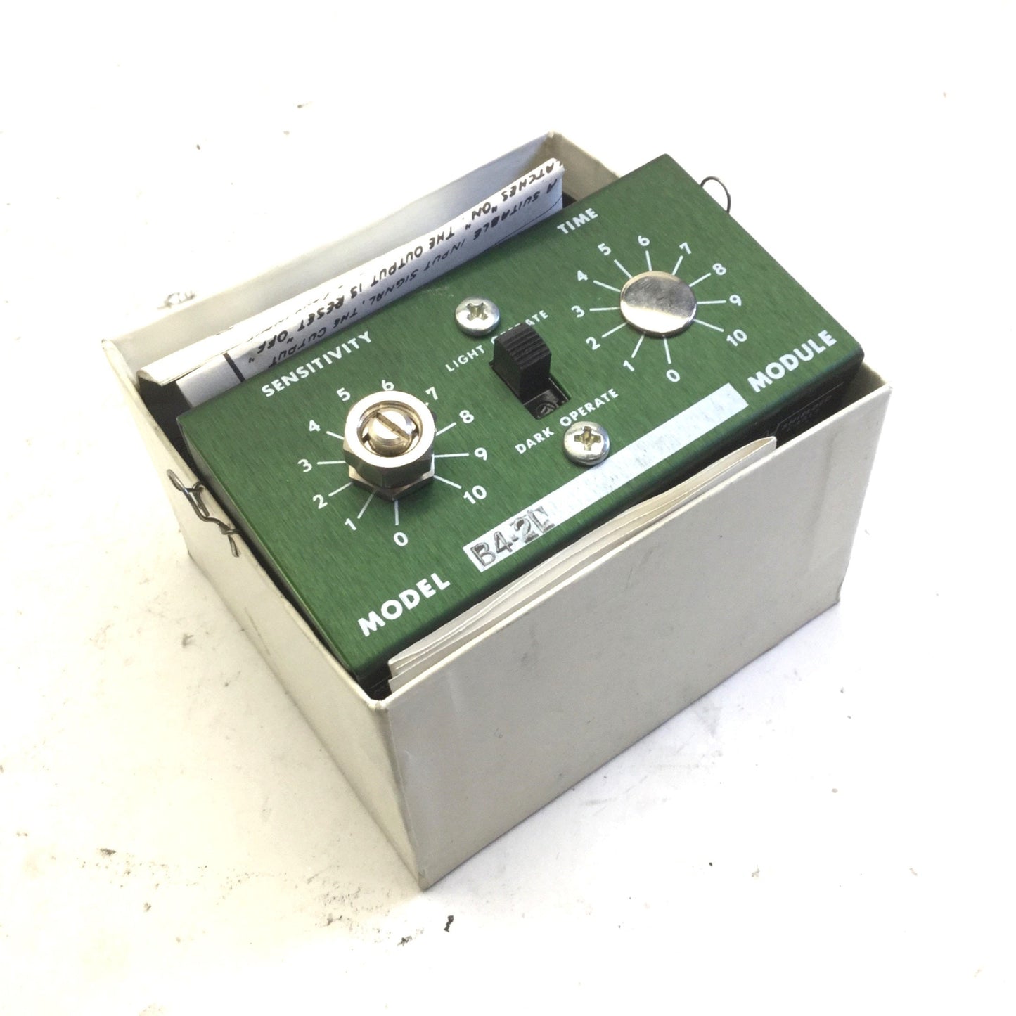 New Banner B4-2L Photoelectric Amplifier Logic Plug Module, Out: 15VDC, .25A Max