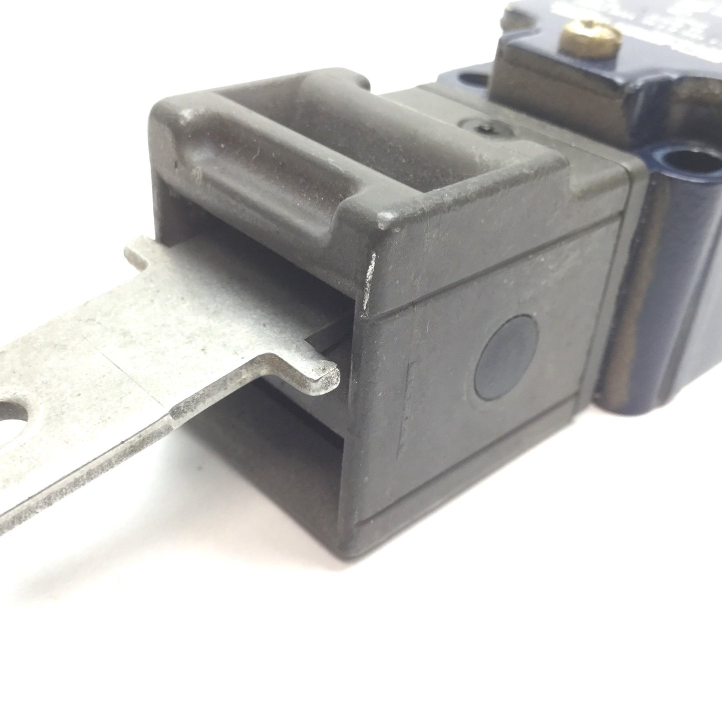 Used Schmersal AZ 335-02z Safety Door Switch, Rating: 230V 4A, With Key