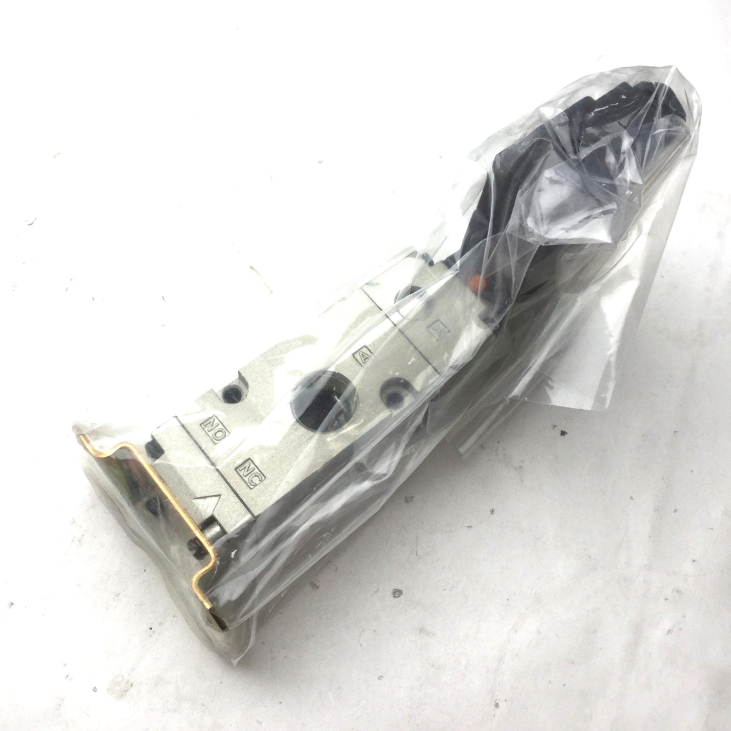 New – Open box SMC VP542 Solenoid Valve, 24VDC, 0.2 to 0.8MPa, # of Ports: 3, 2 Possession