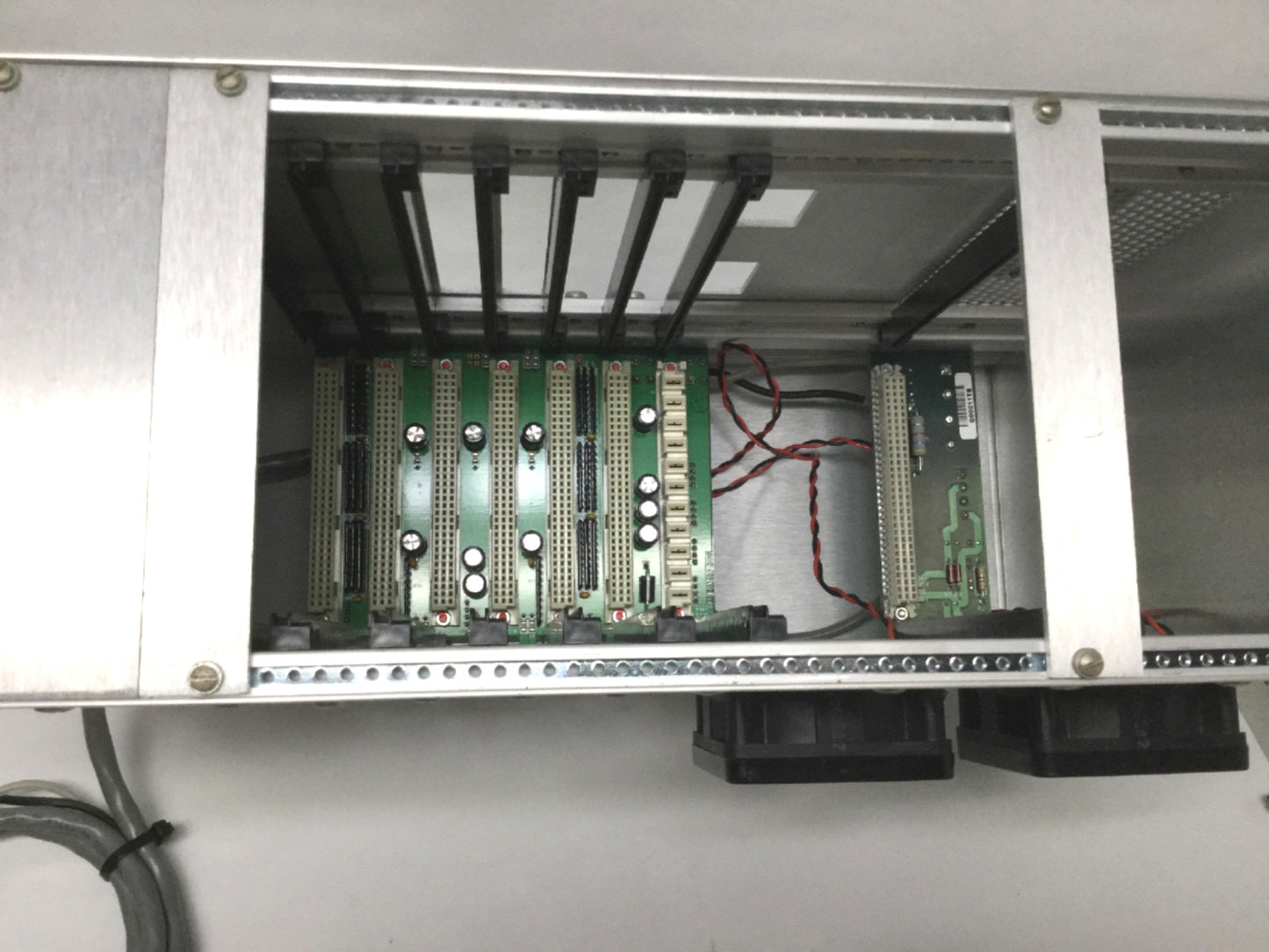 Used Delta Tau UMAC Motion Control 3U Rack Chassis w/Power Supply, 4-Axis Amplifier