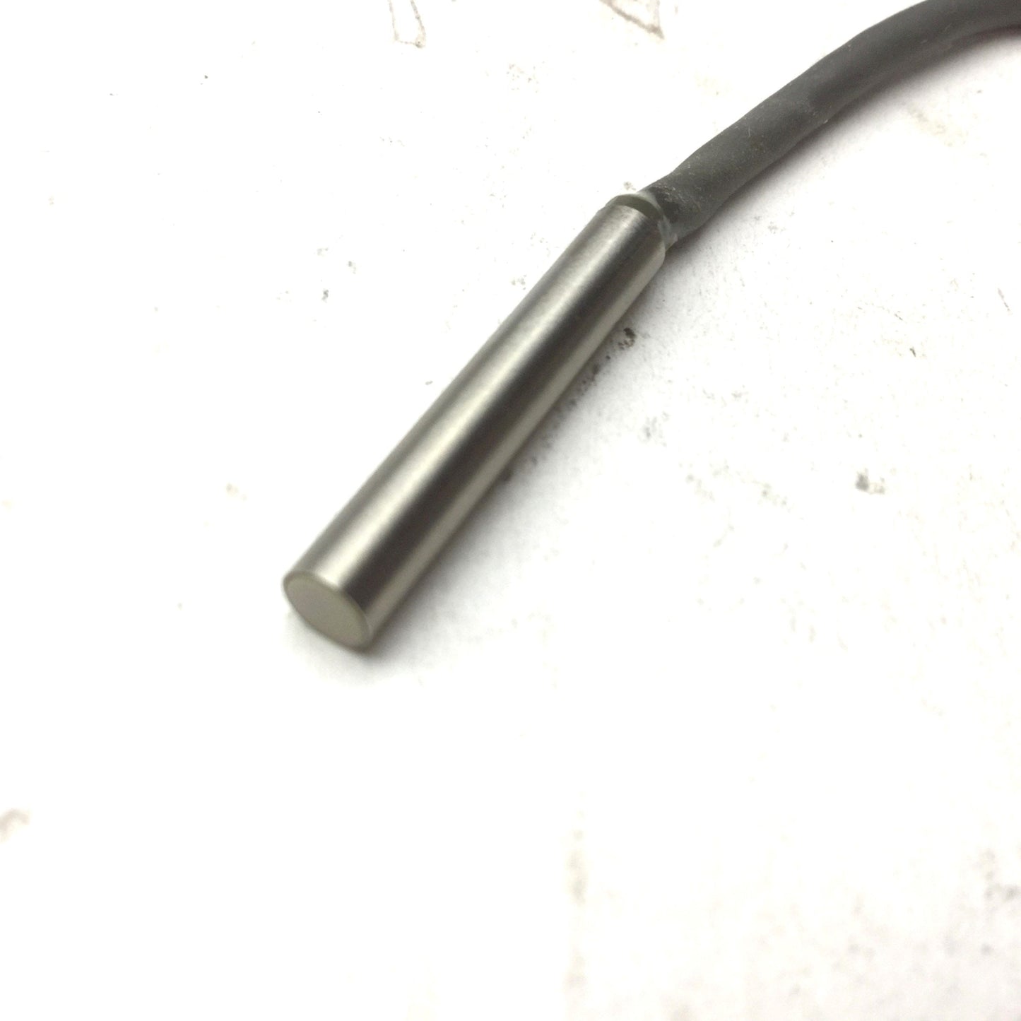 New Omron E2E-CR8C1 Proximity Switch, Sensing Distance: 0.8mm, Voltage: 12-24VDC