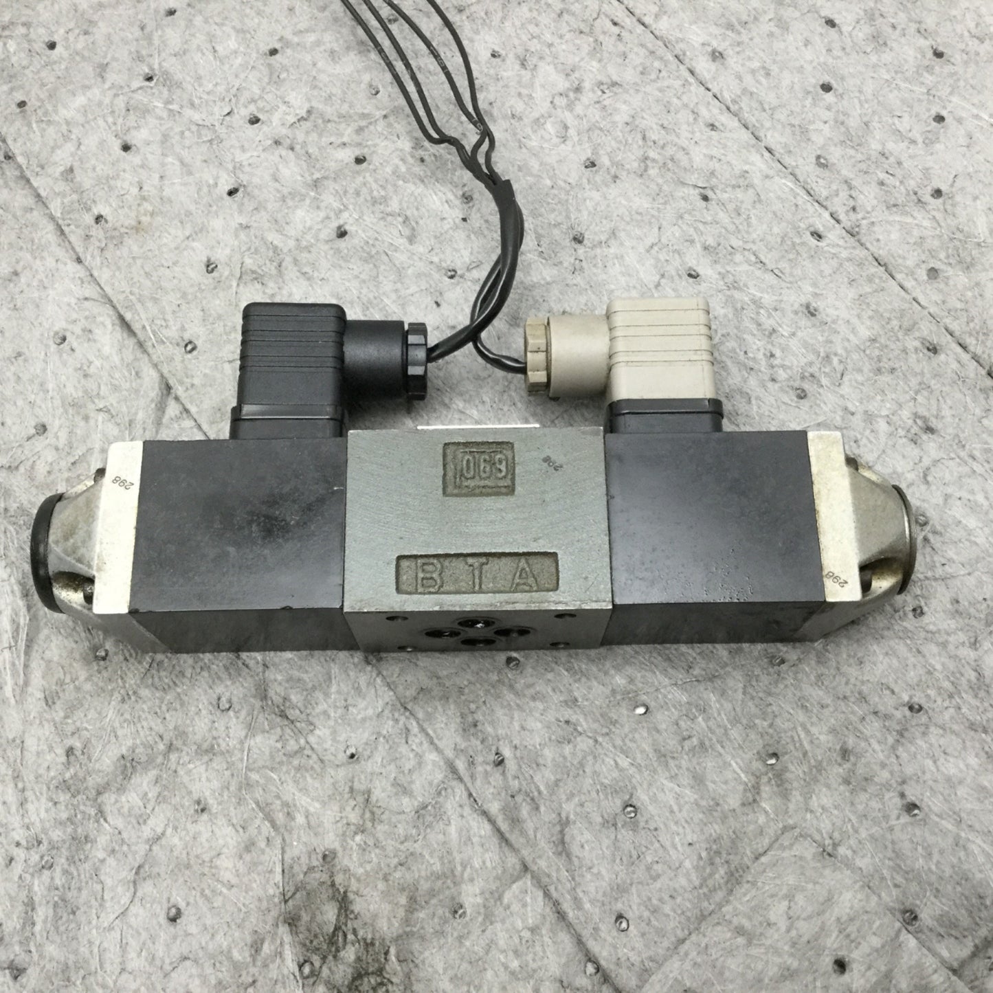 Used Arburg Bosch 4WE 6 X66-53/BG24NK4/T07 4-Way Directional Control Solenoid Valve