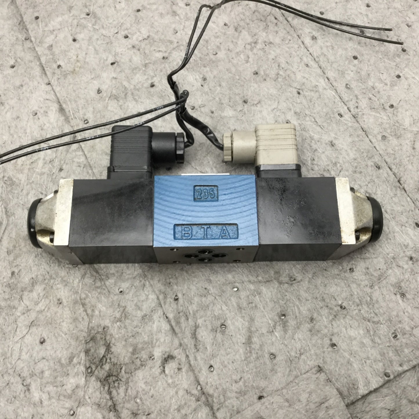 Used Arburg Bosch 4WE 6 U18-53/BG24NK4/T07 4-Way Directional Control Solenoid Valve