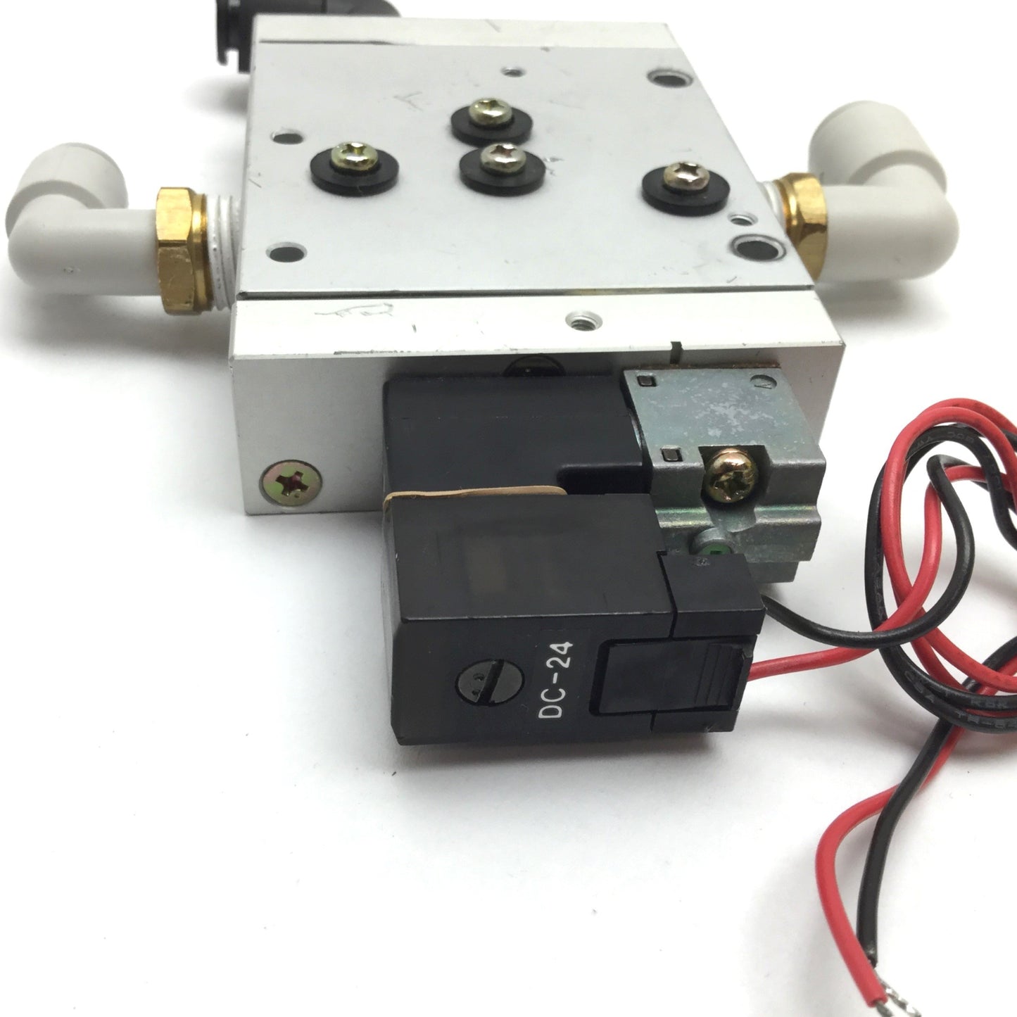 Used Convum CVA-15HS 24AL Vacuum Solenoid Valve, 3-Way, Coil: 24VDC, 1/4" 3/8"