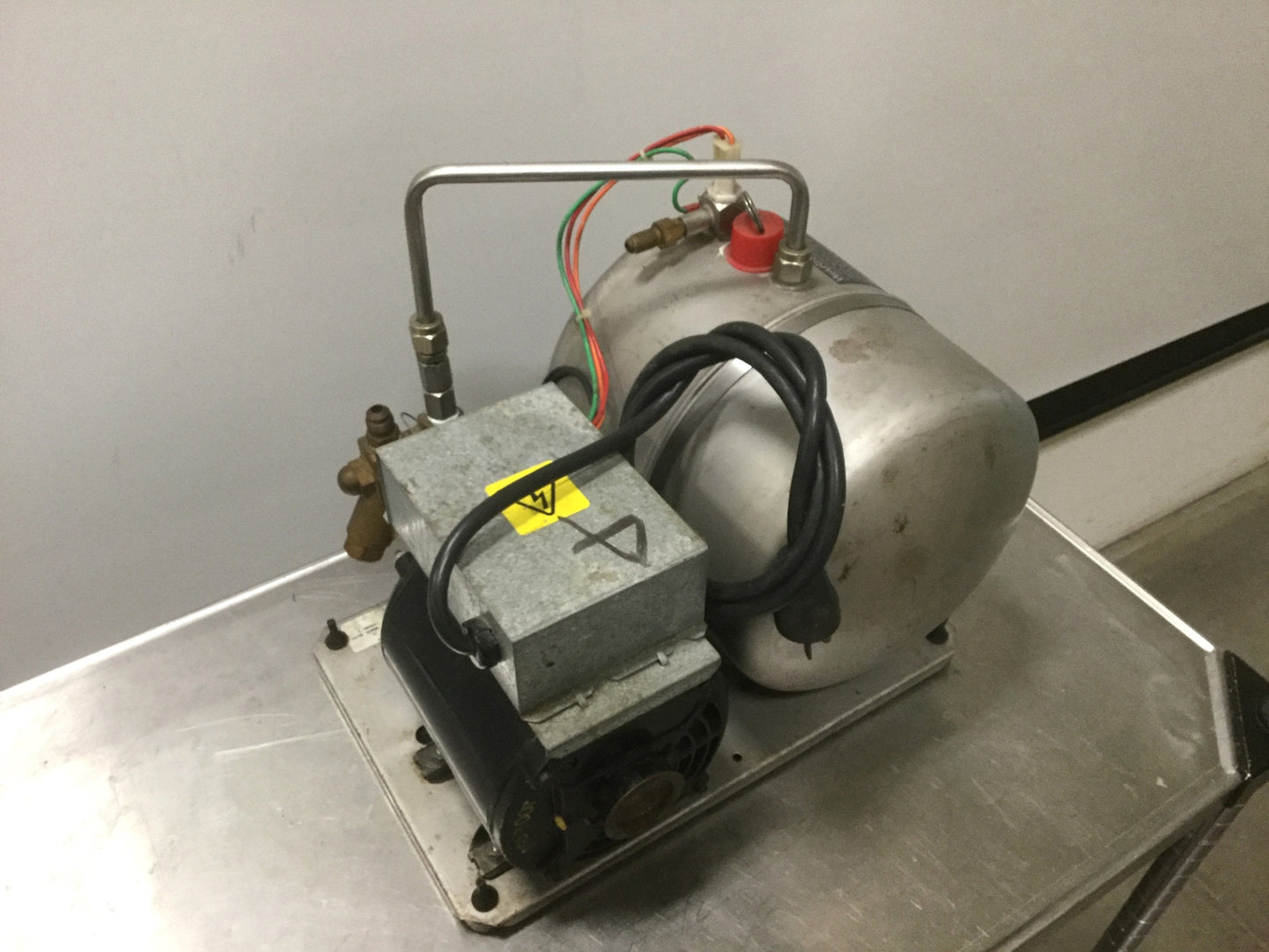 Used Cornelius CARB LARGE RESV Fountain Beverage Carbonator Pump & Motor 452R 220VAC
