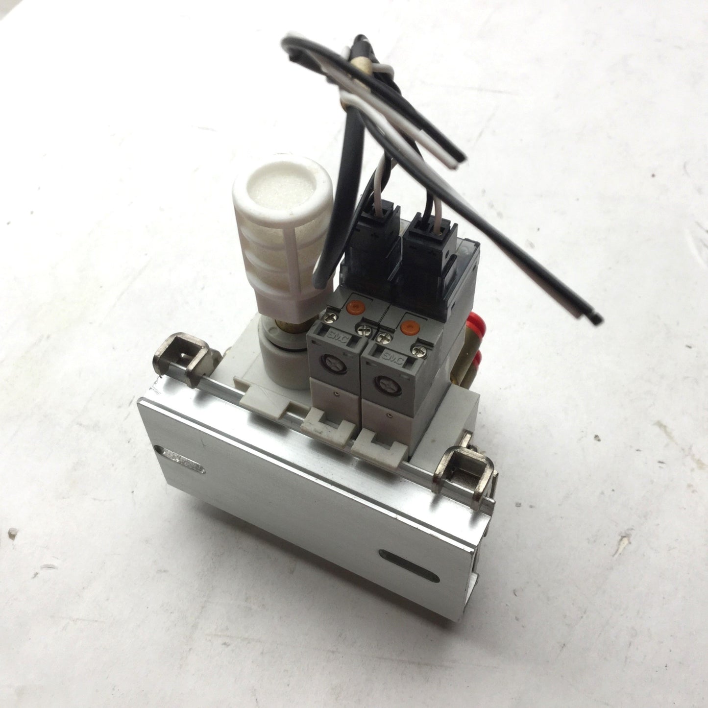 Used Bank of 2 SMC SY3160-5LOZ-M5 Pneumatic Solenoid Valves 24VDC 2-Position, 5 Port