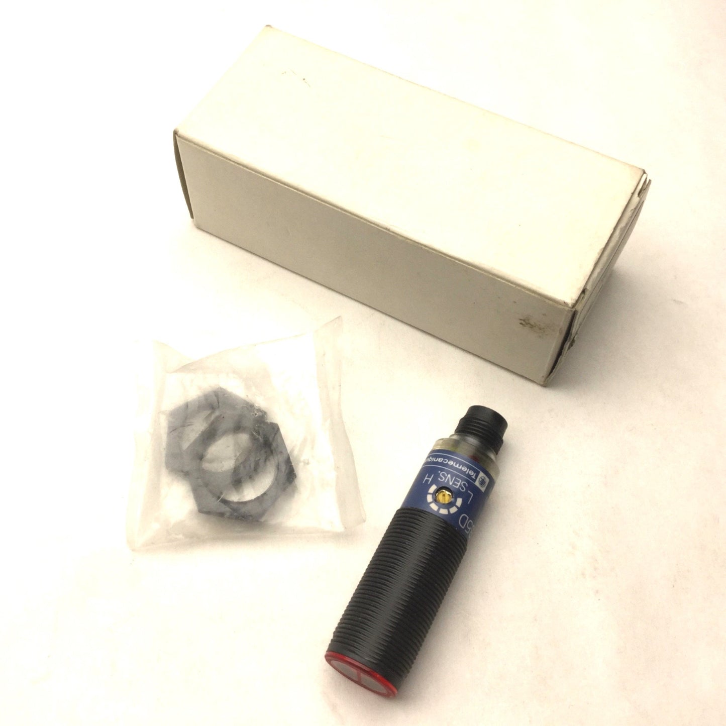 New Telemecanique XUB-J103535D Photoelectric Sensor, NPN, M12, 12-24V
