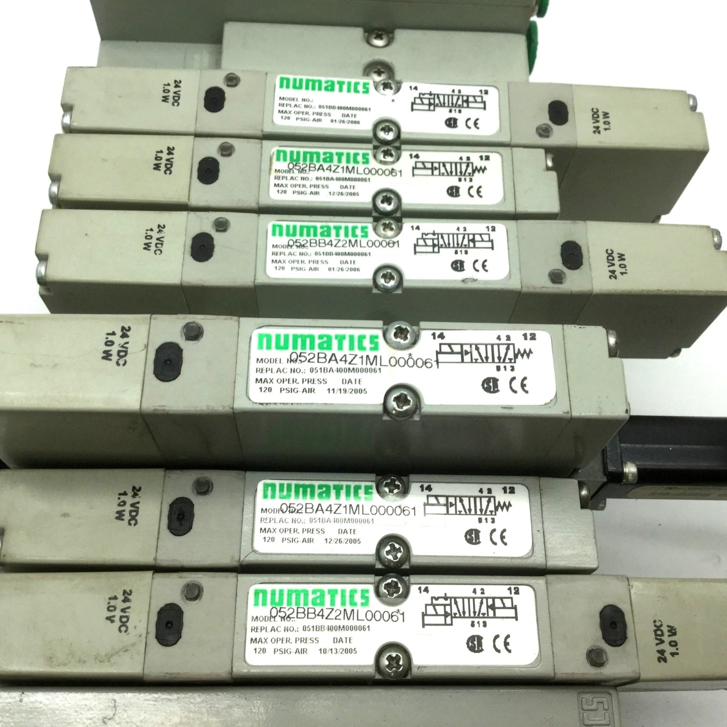 Used Bank of 6 Numatics Solenoid Valves w/ Manifold 24VDC 052BA4Z1ML61 52BB4Z2ML61