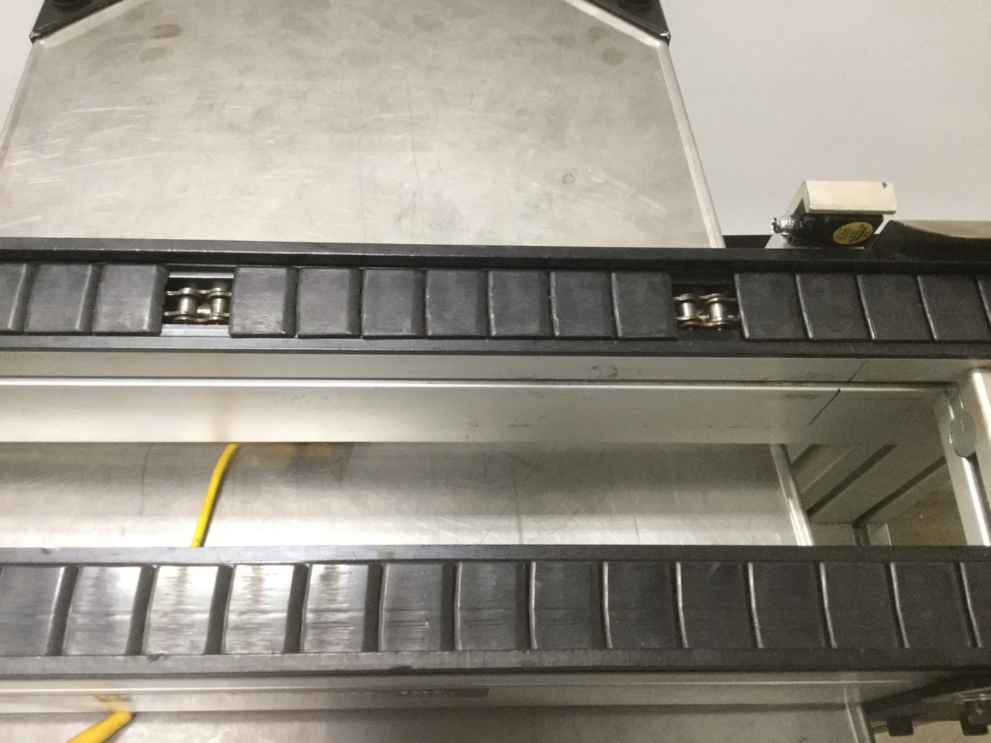 Used AMC M0203806R060 Chain Conveyor 5' Long 6" Wide 230/460VAC 1.25ft/sec