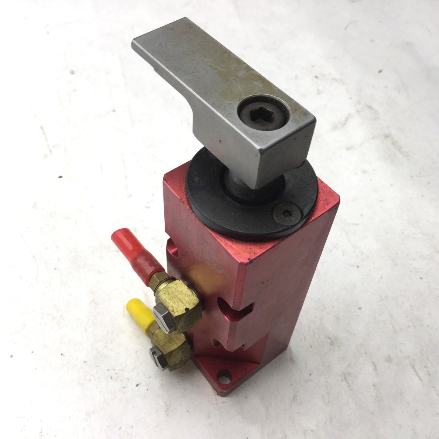 Used DE-STA-CO 8115 RH Pneumatic Swing Clamp .850 Travel, 90 Degree Rotation, Arm