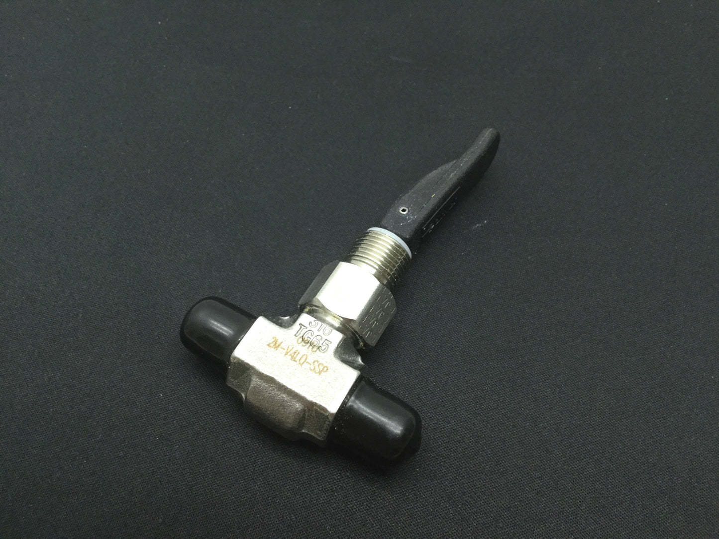 New Parker 2M-V4LQ-SSP Needle Toggle Valve 1/8" NPT M Inline 300PSI Stainless