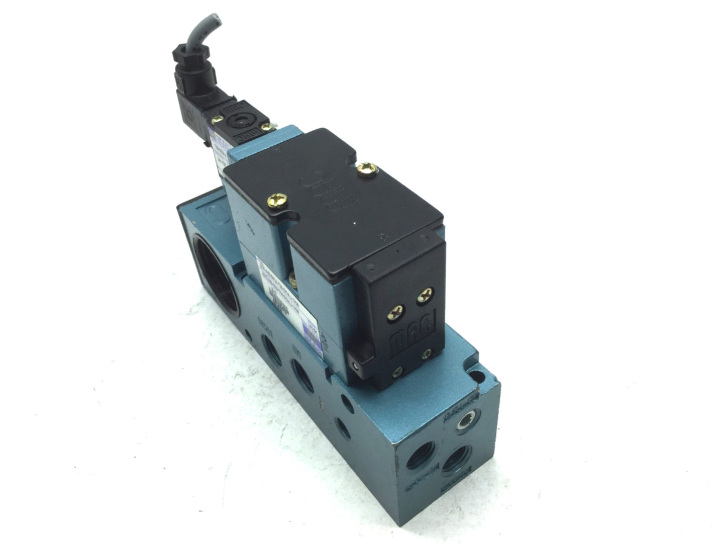 Used MAC 82A-AB-BKA-TM-DDAJ-1KB Pneumatic Spool Valve 2-Pos 4-Way 24VDC 3/8" 1/4" NPT