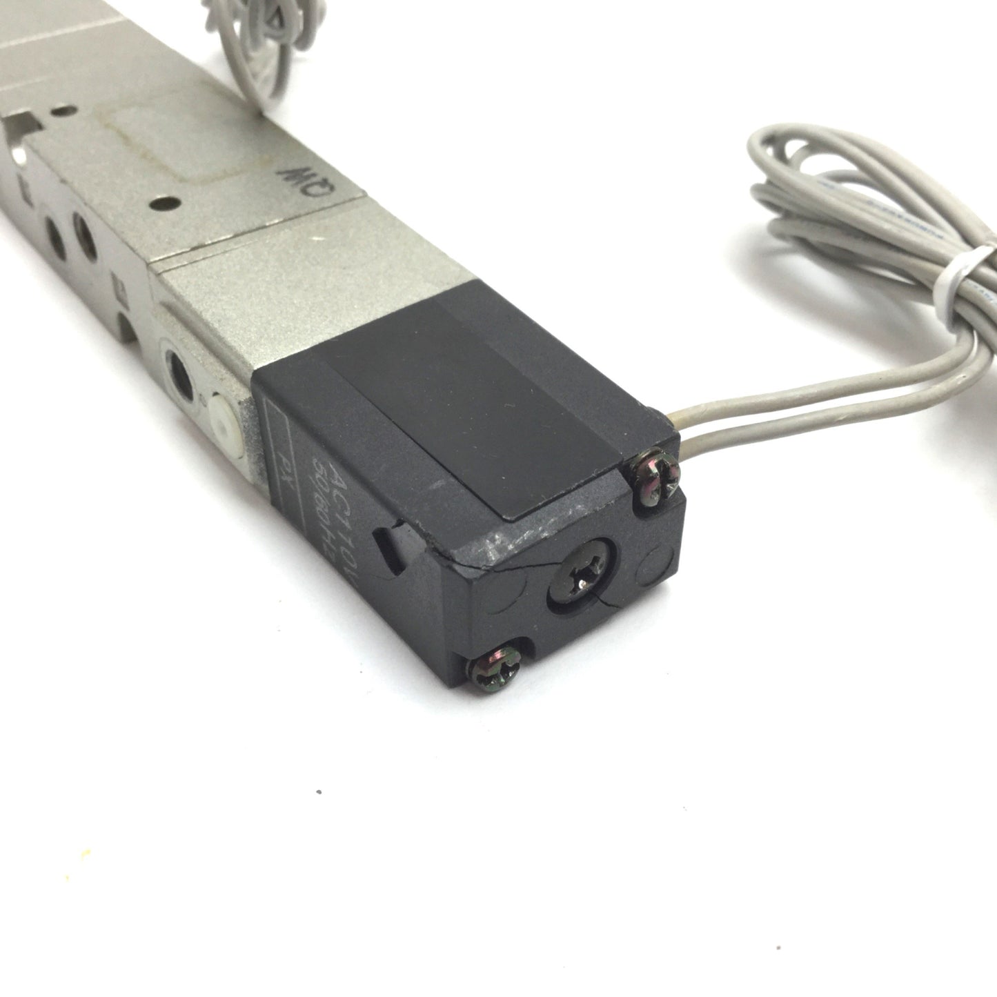 Used SMC VZ2320 Solenoid Valve, 3-Position 5-Port, 110VAC, 1-9.9kgf/cm², M5x0.8