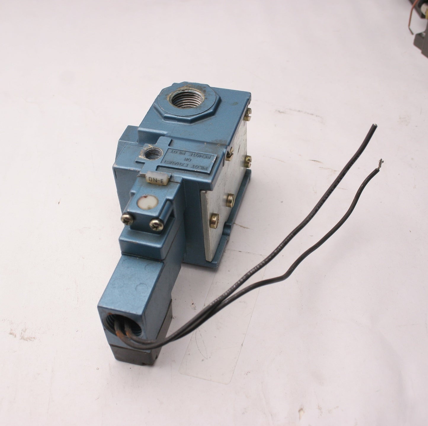 Used Mac Valve Assembly 56C-33-116AA Solenoid Valve 3-Way, VAC-150PSI 1/2" NPT Ports
