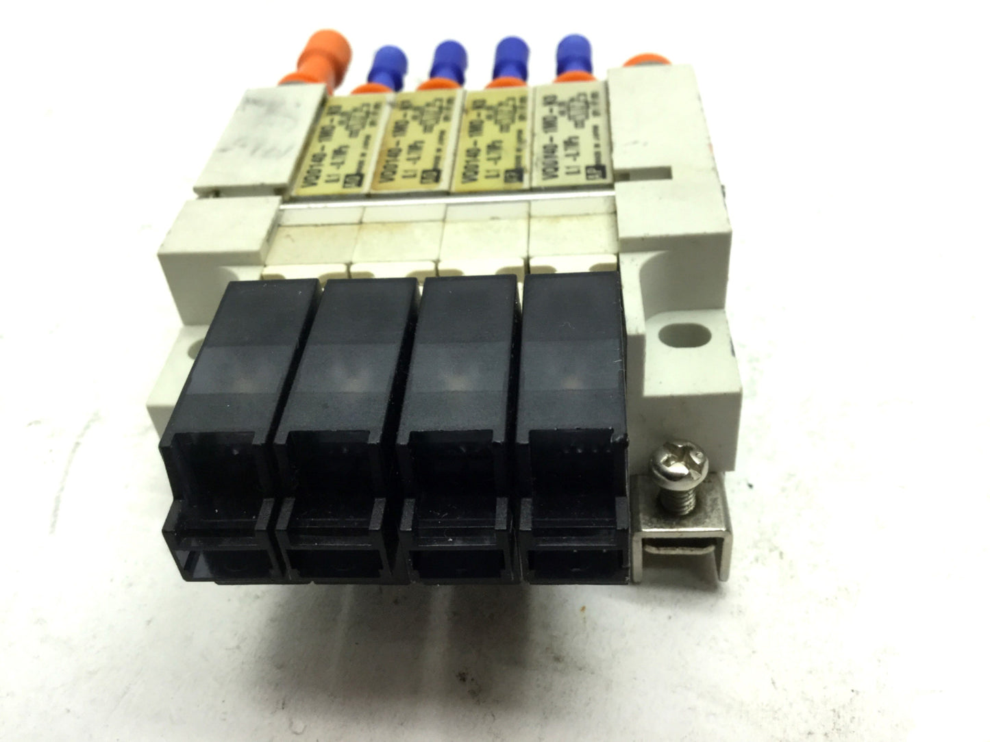 Used Lot of 4 SMC VQ0140-1MO-N3 Pneumatic Solenoid Valves 2-Pos 5-Way 100VAC 4mm