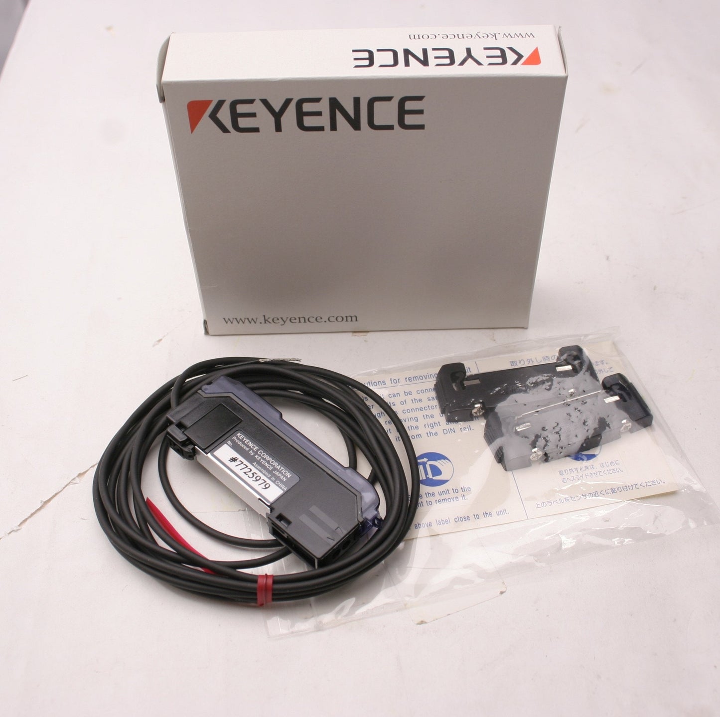 New Keyence FS-V22R Fiber Amplifier Expansion Unit, Cable Length: 2m