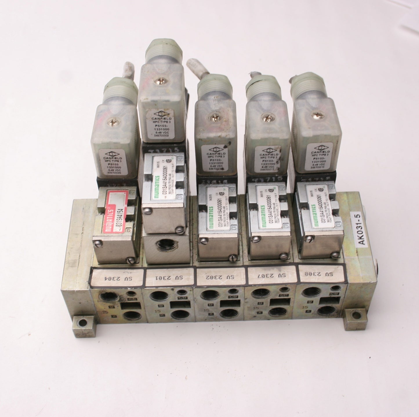 Used Bank of 5 Numatics Solenoid Valves, 4x 031SA4154 000061, 1x 031SA4154