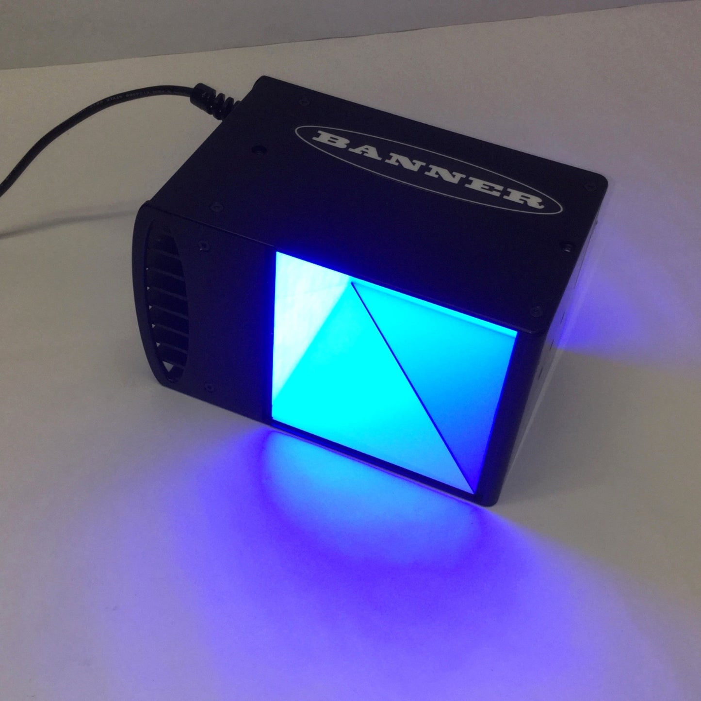 Used Banner LEDBO100M Machine Vision On-Axis Diffuse Light Box Blue LED 470nm 24VDC