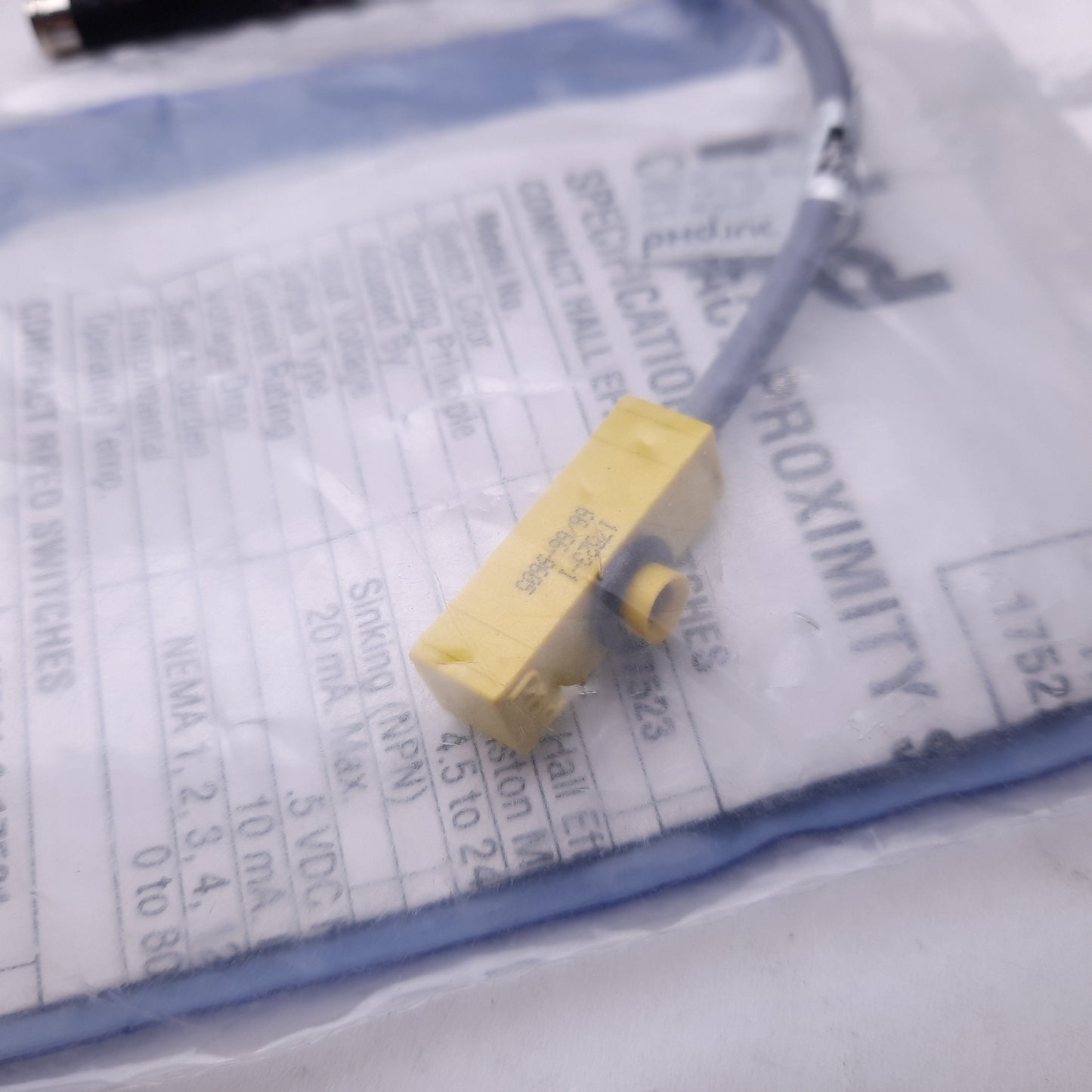 New Phd 17523-1 Cylinder Switch Proximity Sensor, Connection: 3-Pin Male