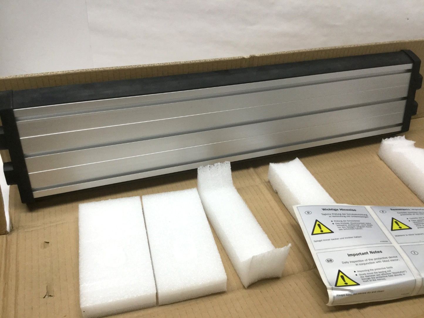 New Allen Bradley 440L-AM1250600 GuardShield Light Curtain Corner Mirror 600mm Long