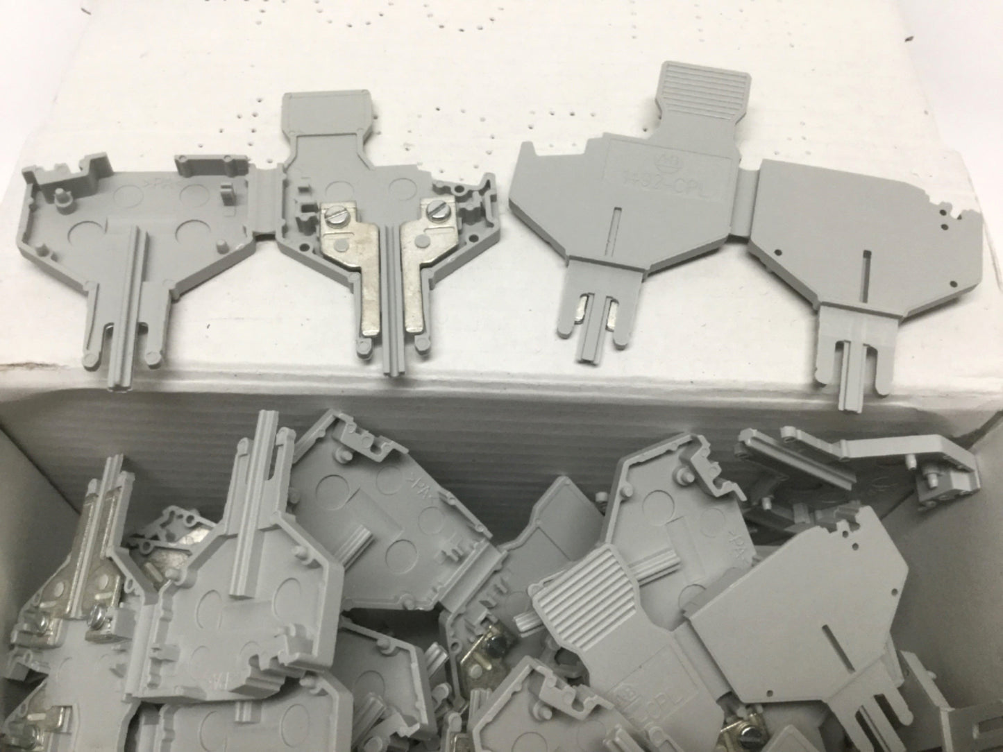 New – Open box Lot of 50 Allen Bradley 1492-CPL Plug-In Terminal Block Component Plug J3 Series