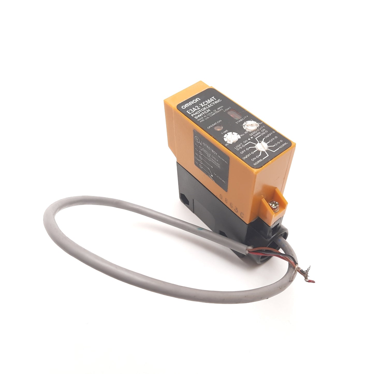 Used Omron E3A2-XCM4T Fiber Optic Photoelectric Switch 24-240VAC/12-240VDC 3A NPN/PNP