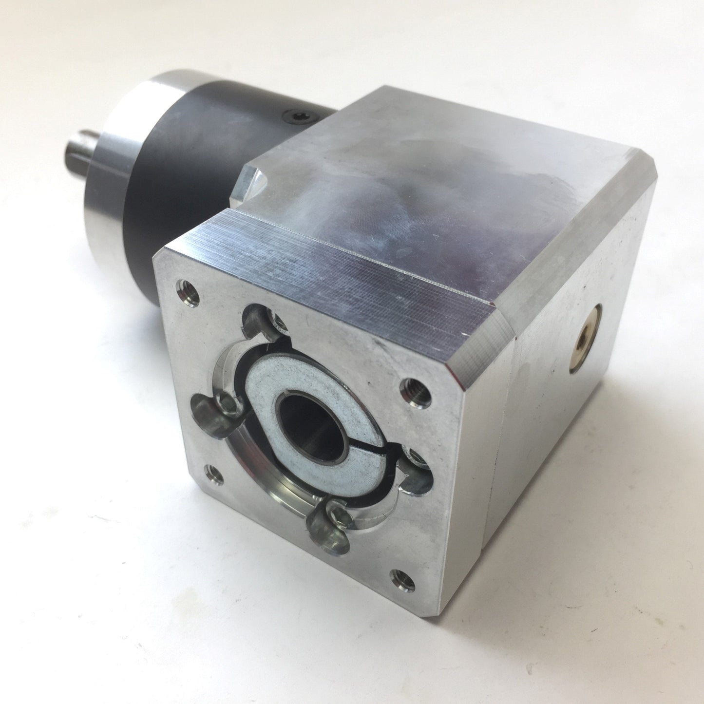 New – Open box Neugart WPLE060-005-SSSA3AD Right Angle Gearbox w/Adapter Plate, Ratio 5:1, 14mm