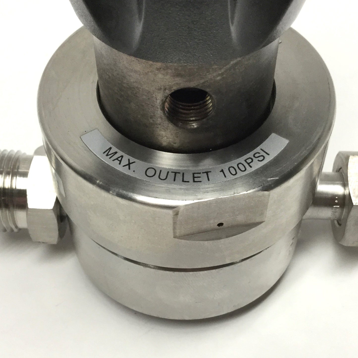 Used APTECH AP1910SM 2PW MV8 MV8 Diaphragm Regulator 2-100psi, 2-Port, 1/2" Face Seal