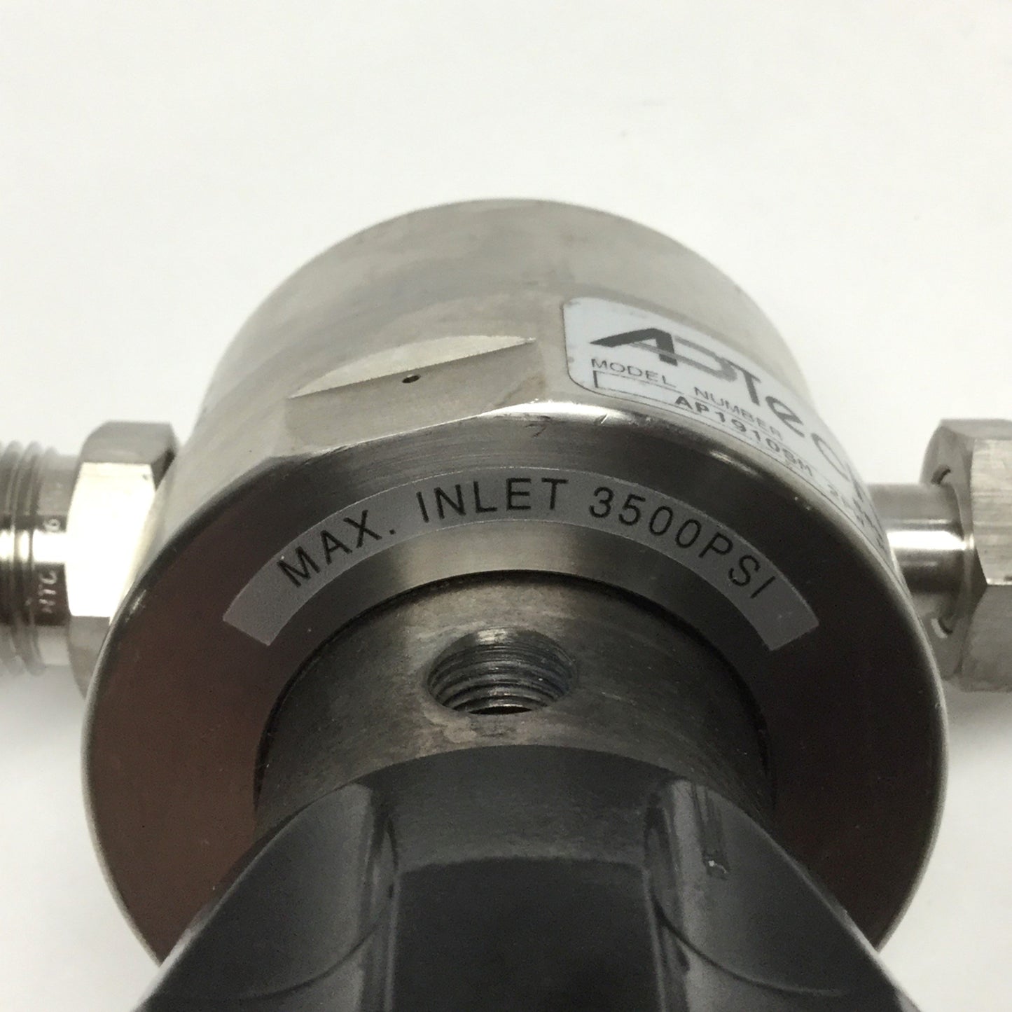 Used APTECH AP1910SM 2PW MV8 MV8 Diaphragm Regulator 2-100psi, 2-Port, 1/2" Face Seal