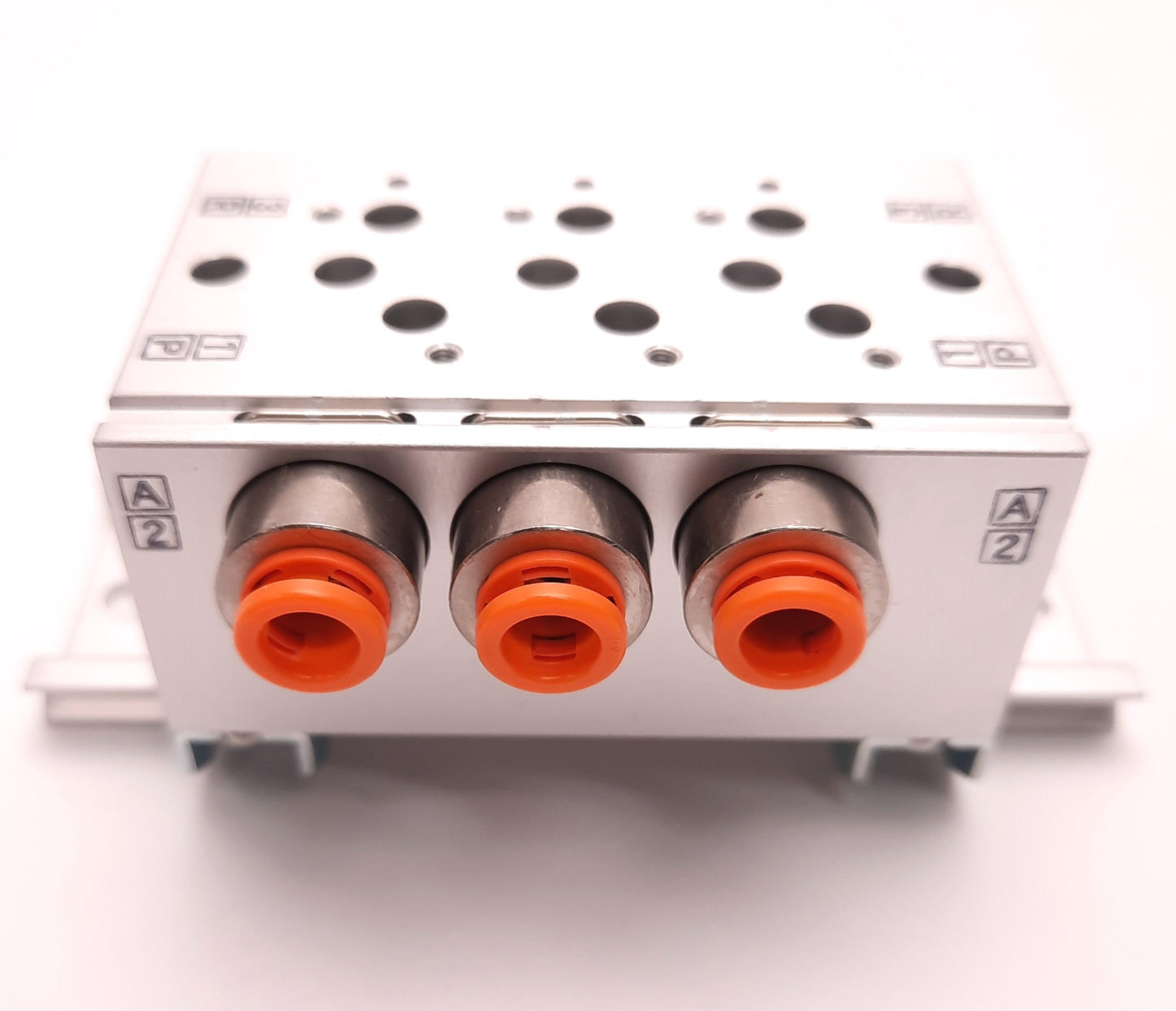 New – Open box SMC VV3QZ25-03N7TC-D Base Mounted Manifold, 1/4" NPT, 3 Stations, 1/4" One Touch