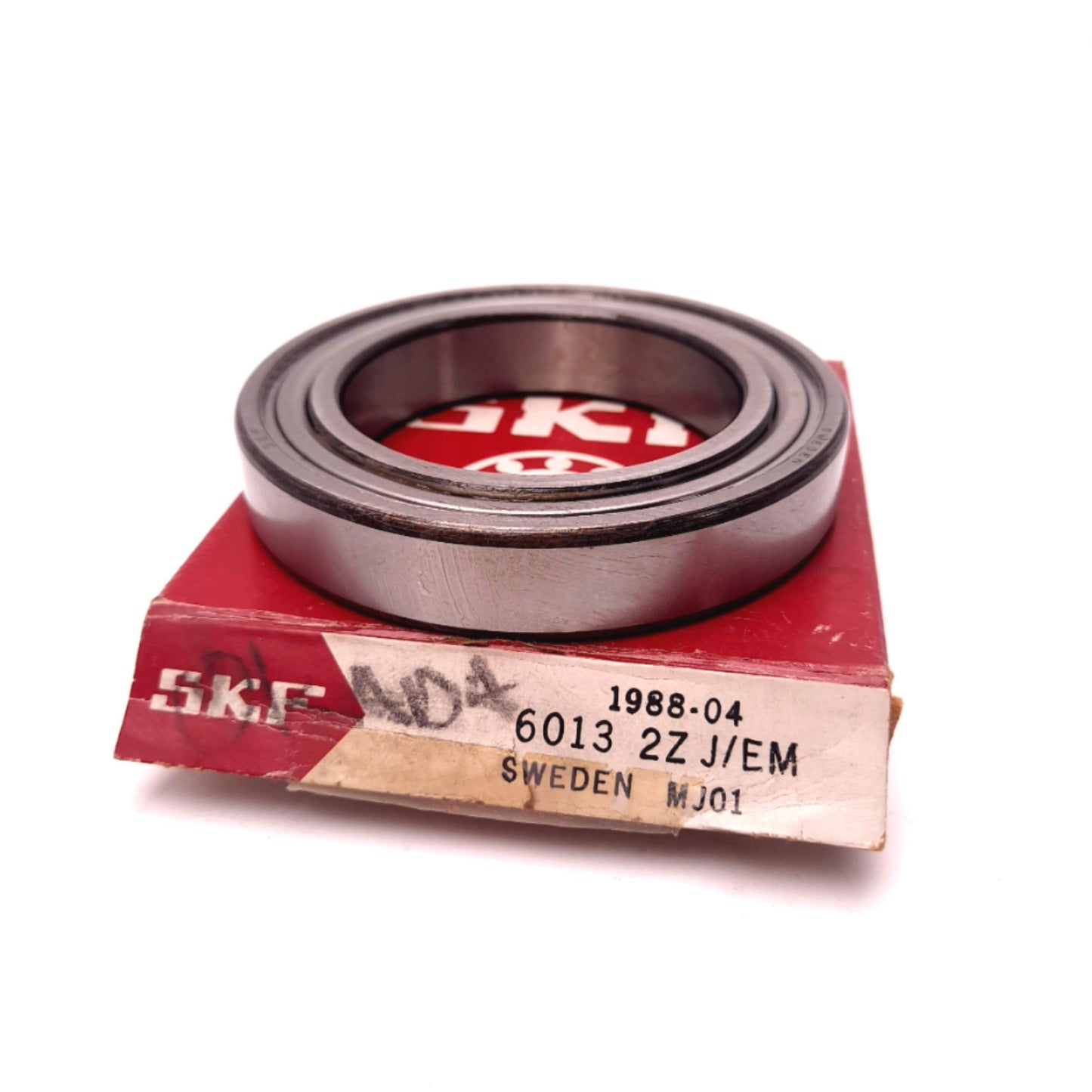 New SKF 6013 2ZJ/EM Single Row Deep Groove Ball Bearing ID: 65mm OD: 100mm x 18mm