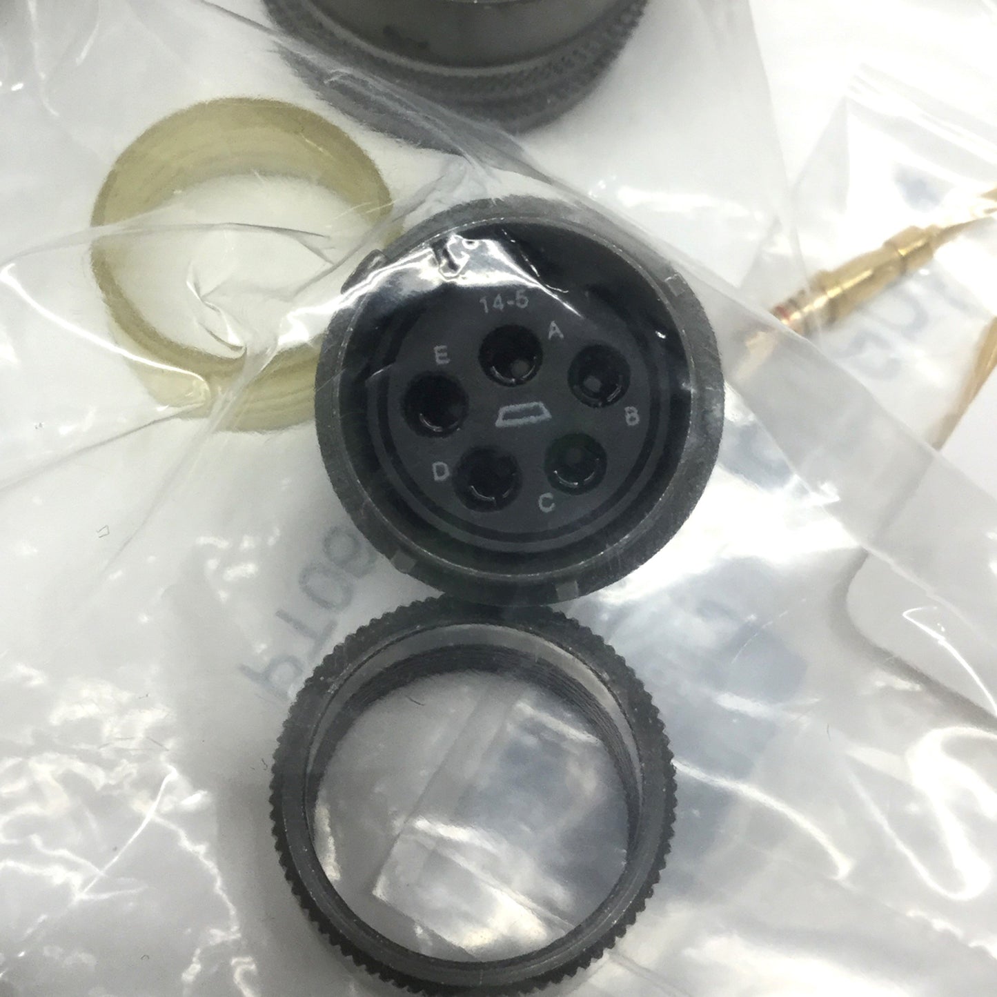 New Amphenol PT06SE14-5PW MIL Spec Circular Connector Bayonet Plug, 5-Pos, 13A