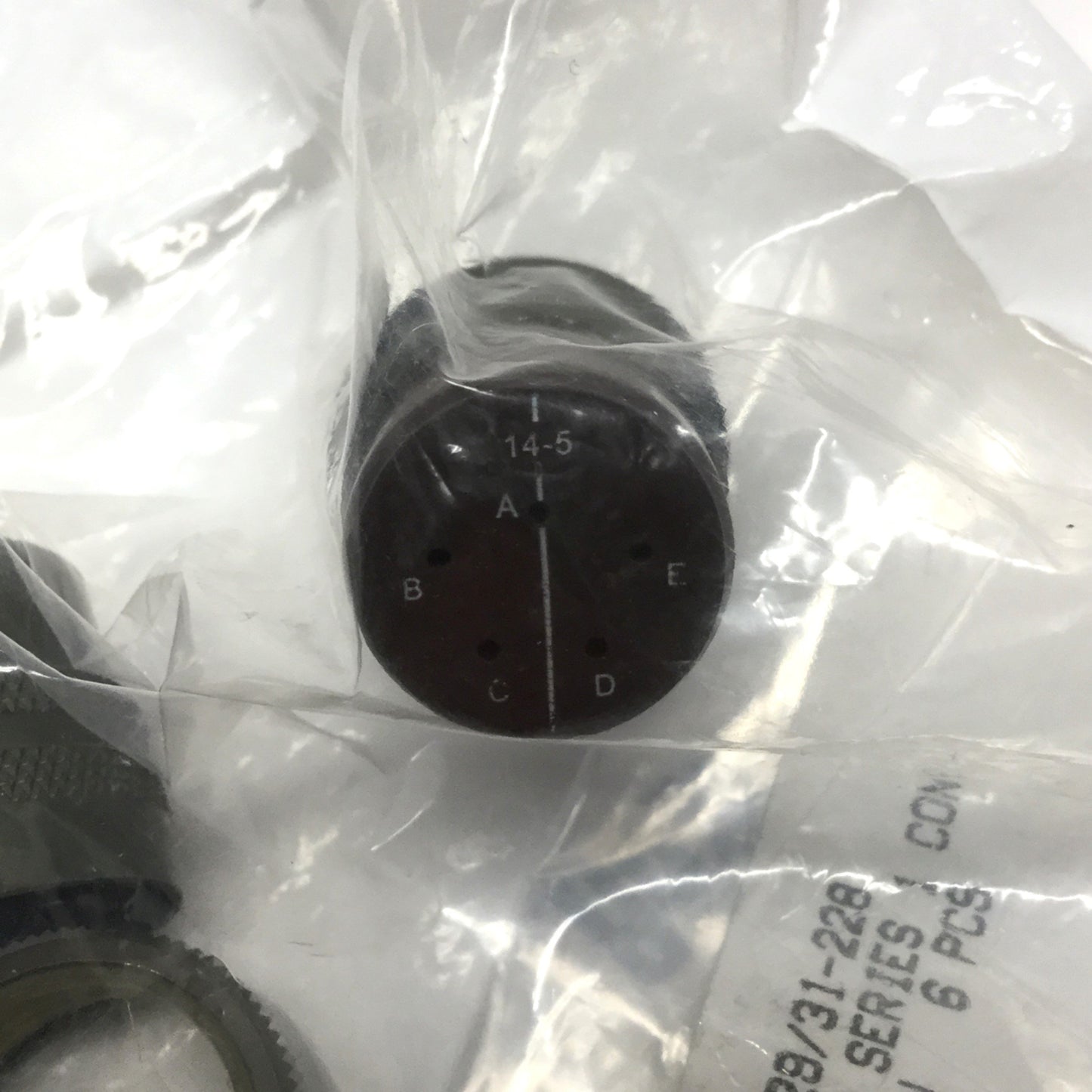 New Amphenol PT06SE14-5PY MIL Spec Circular Connector Bayonet Plug, 5-Pos, 13A