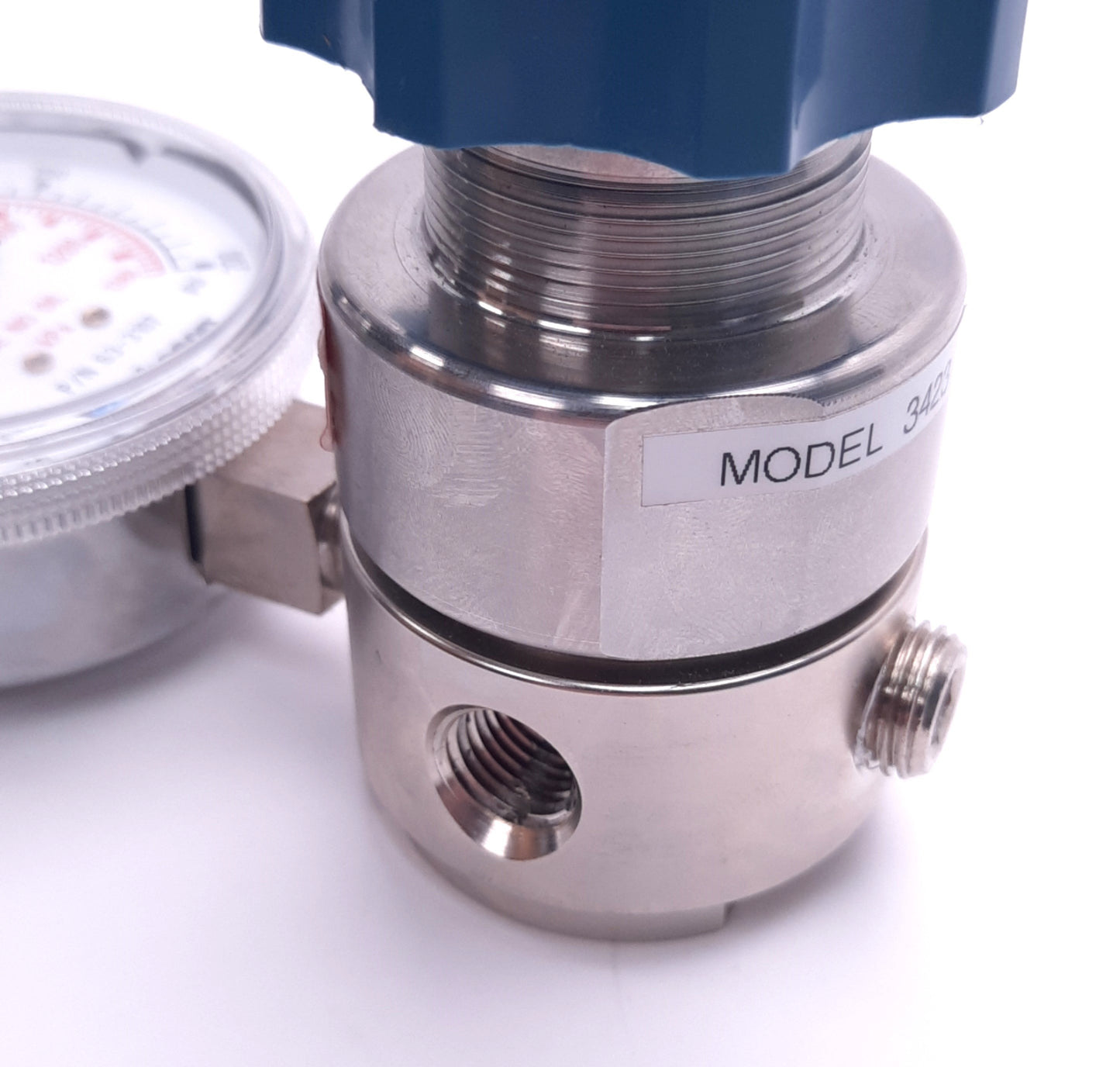 Used Matheson 3423 High Purity Regulator & Gauge, 4-100 Psig, 30" Vac-200 Psig Gauge