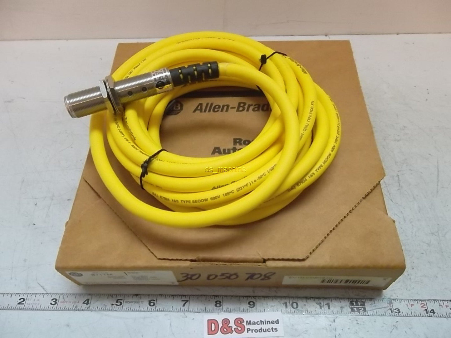 New Allen Bradley 871TM-D5NP18-H5 Proximity Sensor 10-30VDC 200mA Metal Faced
