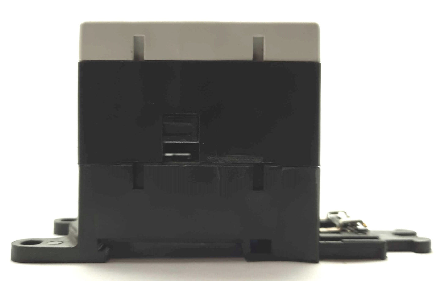 Used Eaton E04NB32X3N Motor Contactor, 3-Pole, 600VAC 32A, 24VDC Coil, DIN Rail