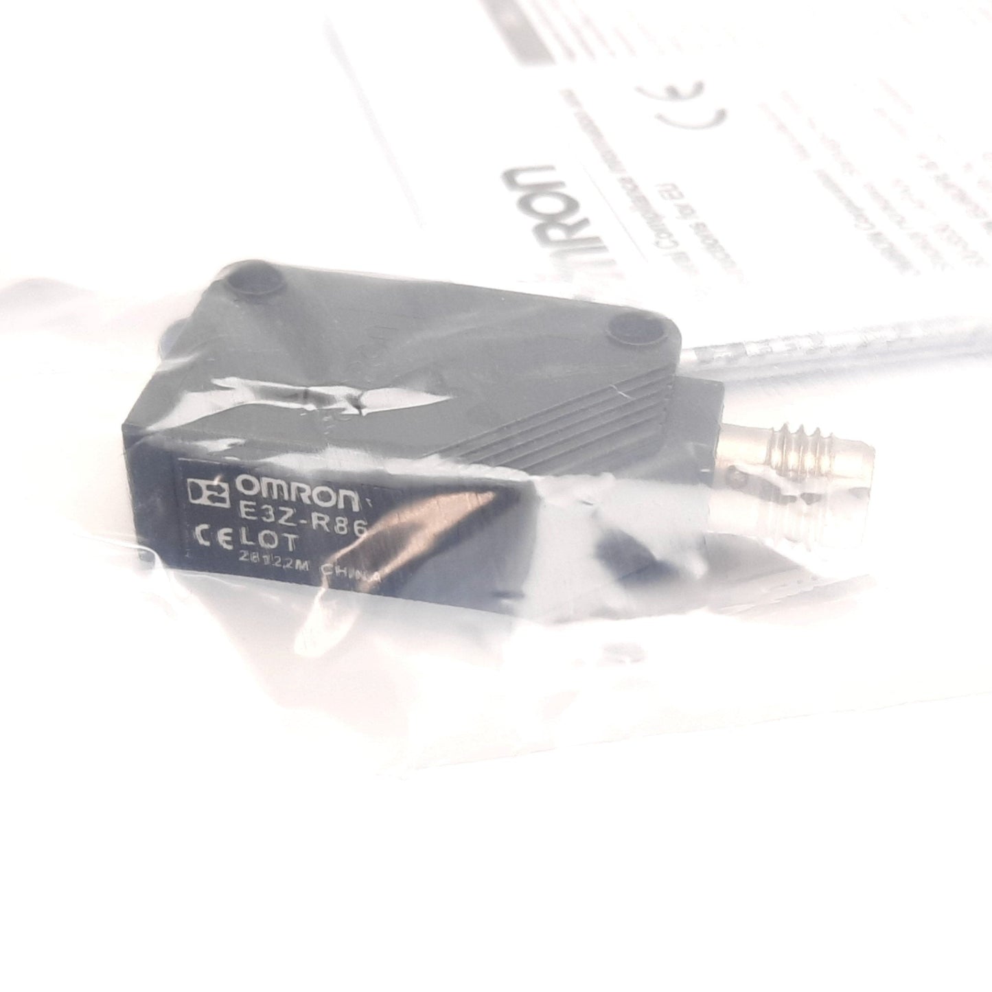 New Omron E3Z-R86 Retro-Reflective Photoelectric Sensor, Range: 100mm-4m, 12-24VDC