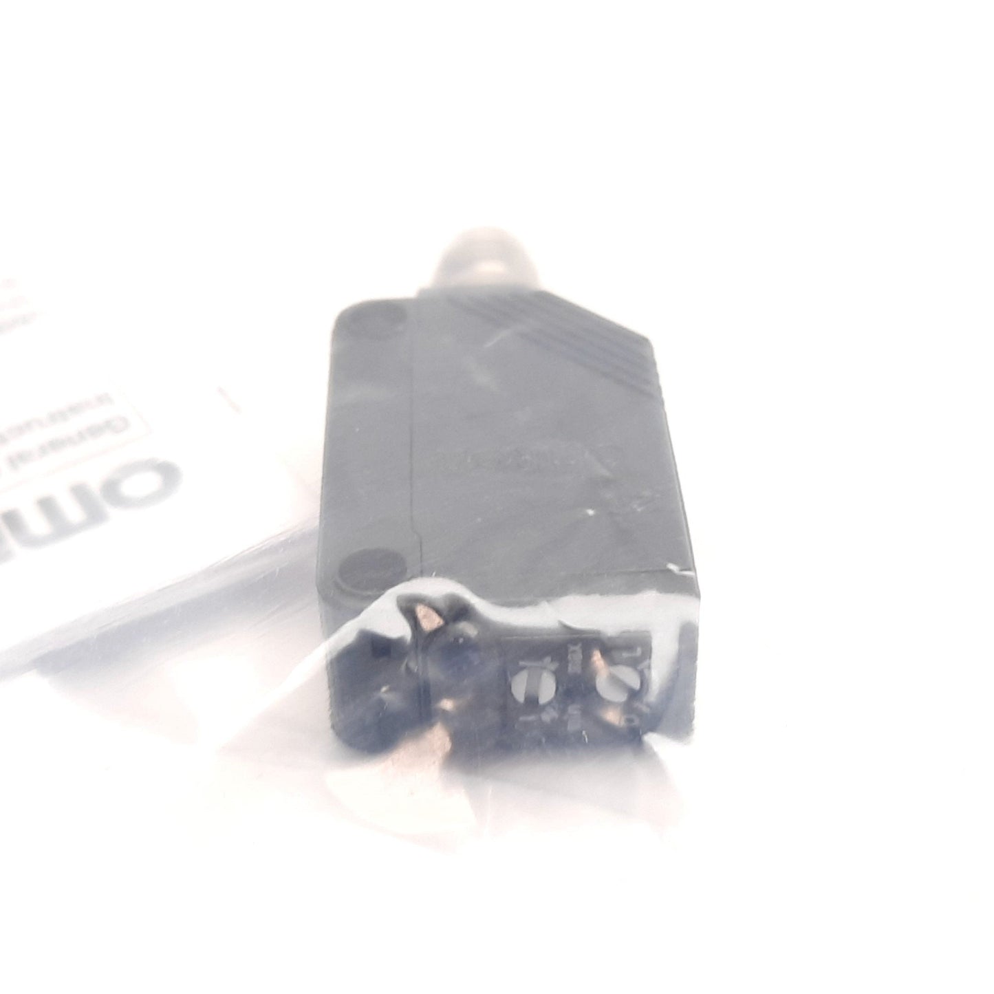 New Omron E3Z-R86 Retro-Reflective Photoelectric Sensor, Range: 100mm-4m, 12-24VDC