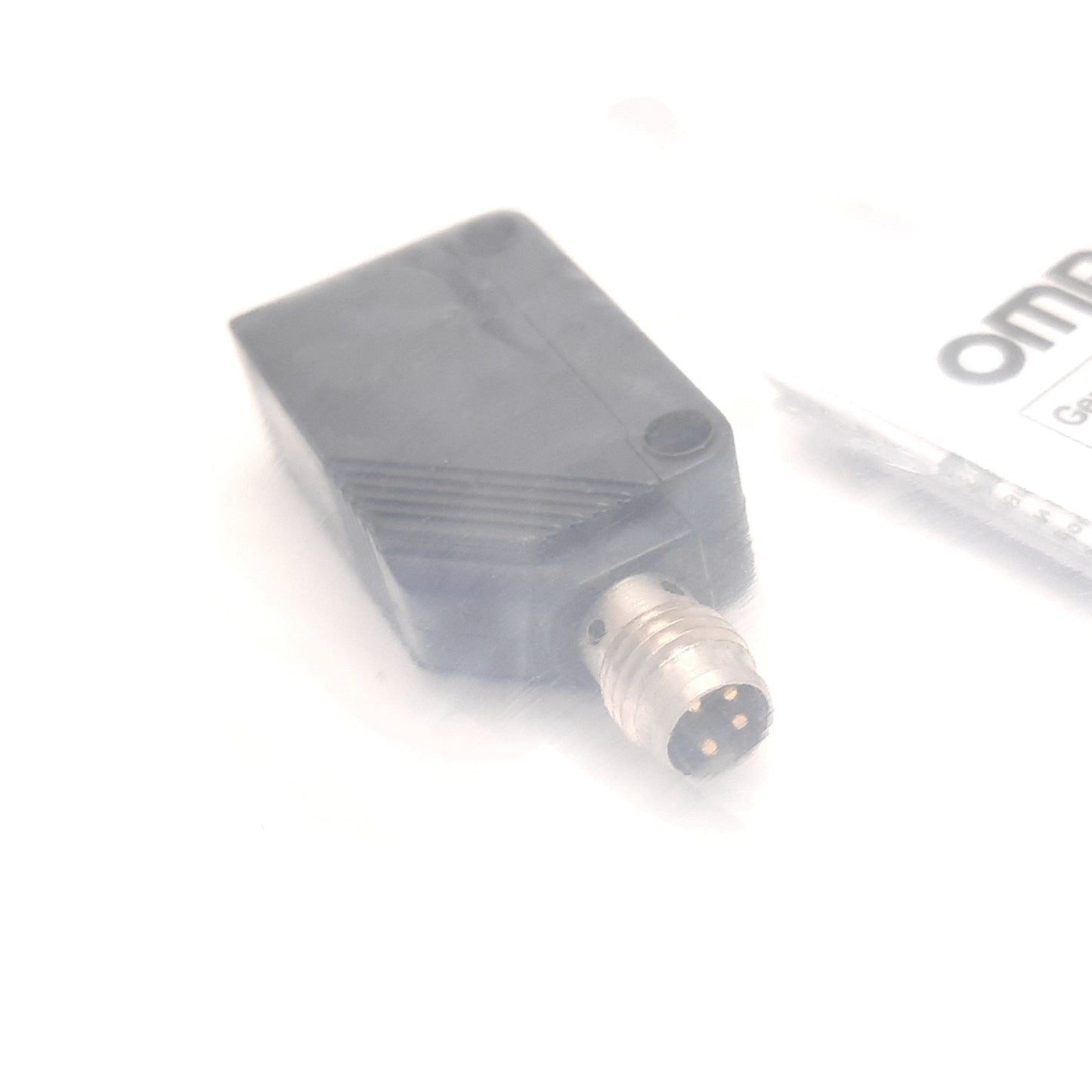 New Omron E3Z-R86 Retro-Reflective Photoelectric Sensor, Range: 100mm-4m, 12-24VDC