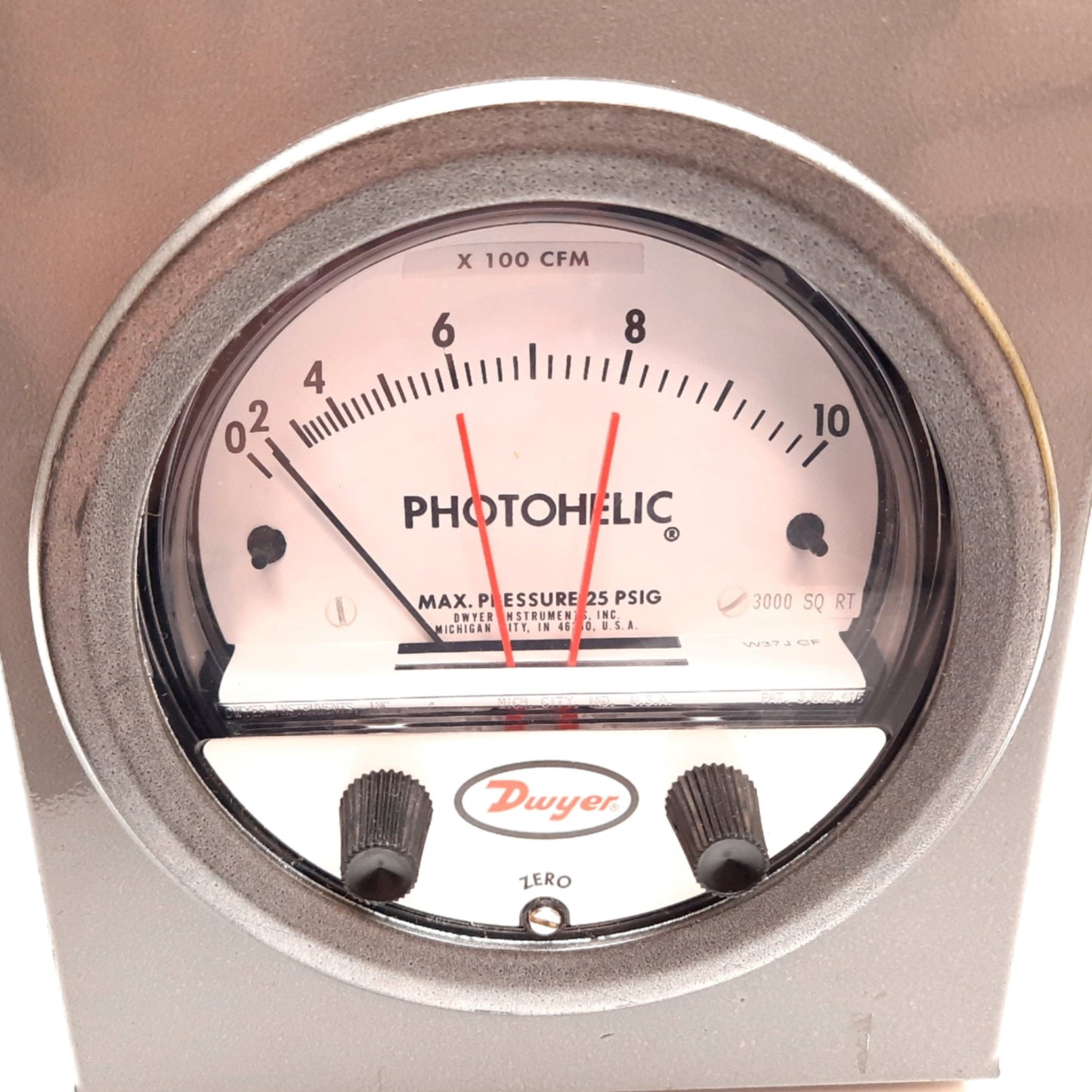 Used Dwyer 3000-SQRT Photohelic Pressure Switch/Gauge, 0-1000CFM, 25psi Max, 1/8" NPT