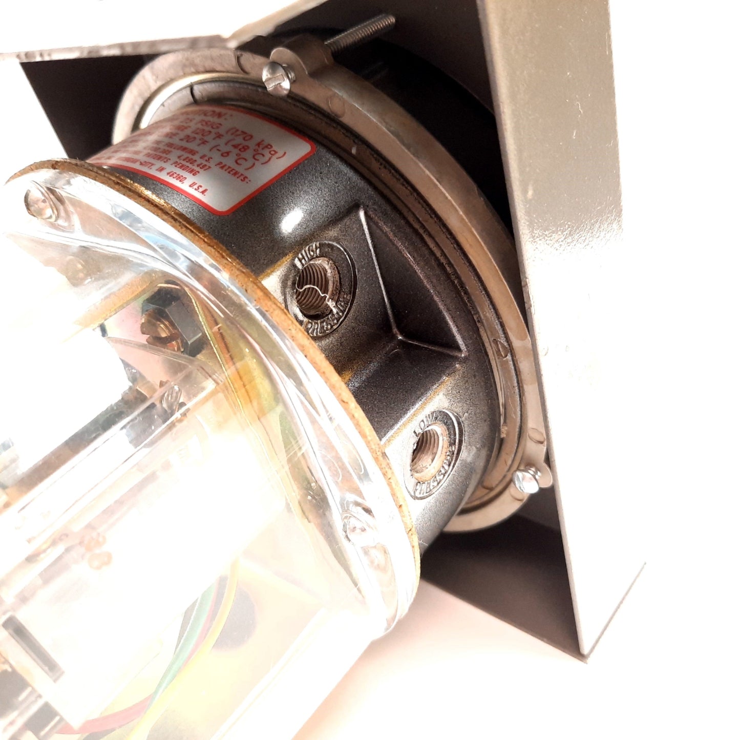 Used Dwyer 3000-SQRT Photohelic Pressure Switch/Gauge, 0-1000CFM, 25psi Max, 1/8" NPT