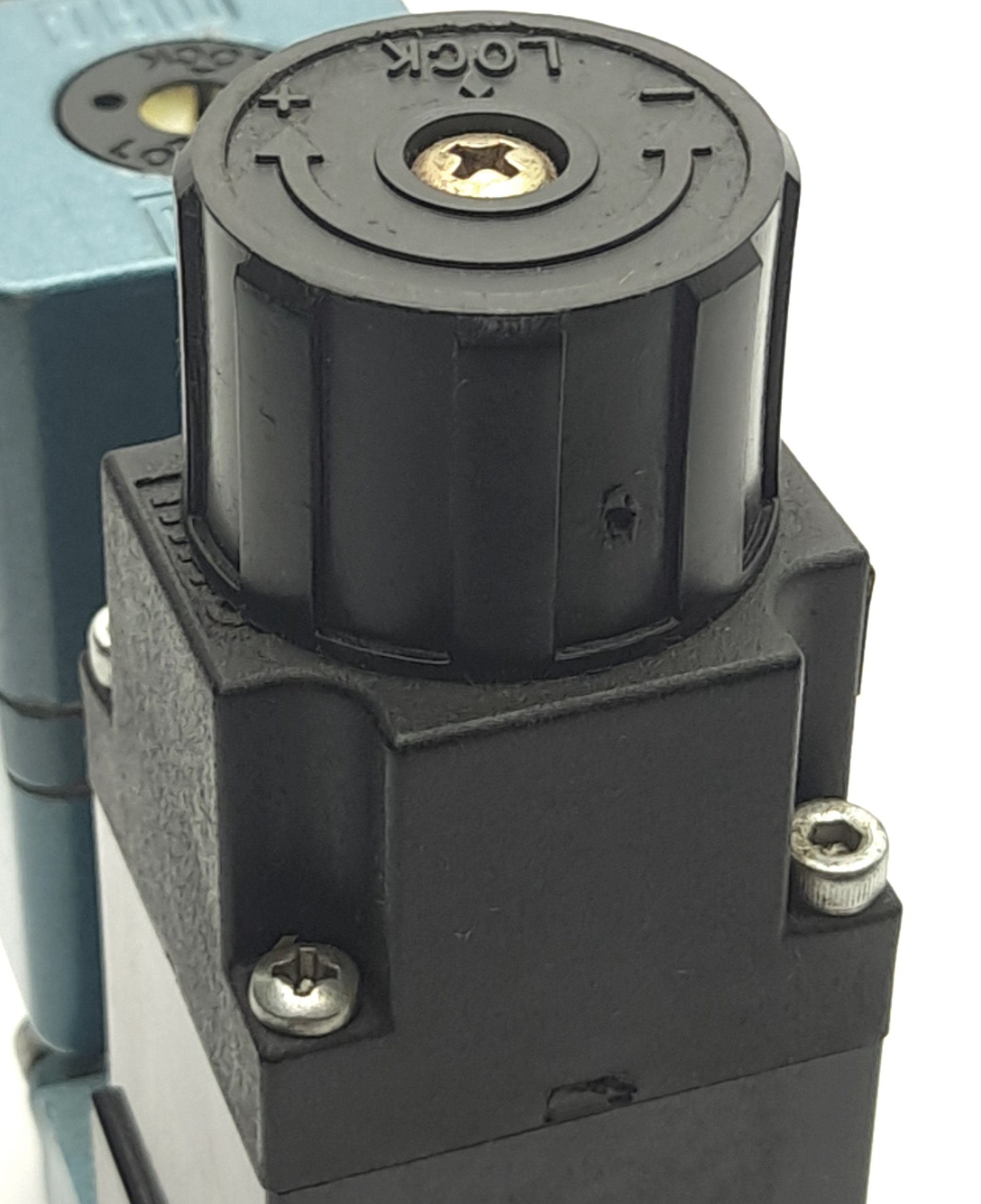 Used MAC 262B-532JC Solenoid Valve, 24VDC, 1.0W, Locking Recessed, Square Connector