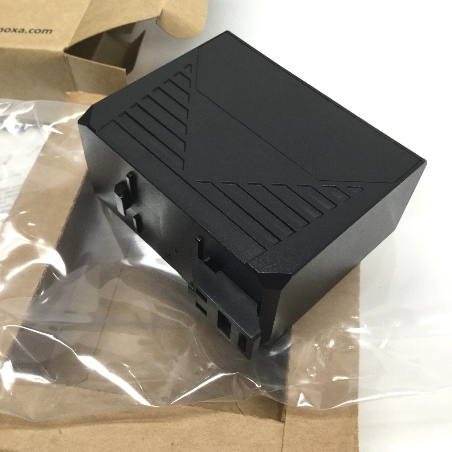 New Moxa EDS-2008-ELP Unmanaged Ethernet Switch 8-Port 10/100BaseT(X) RJ45, 12-48VDC