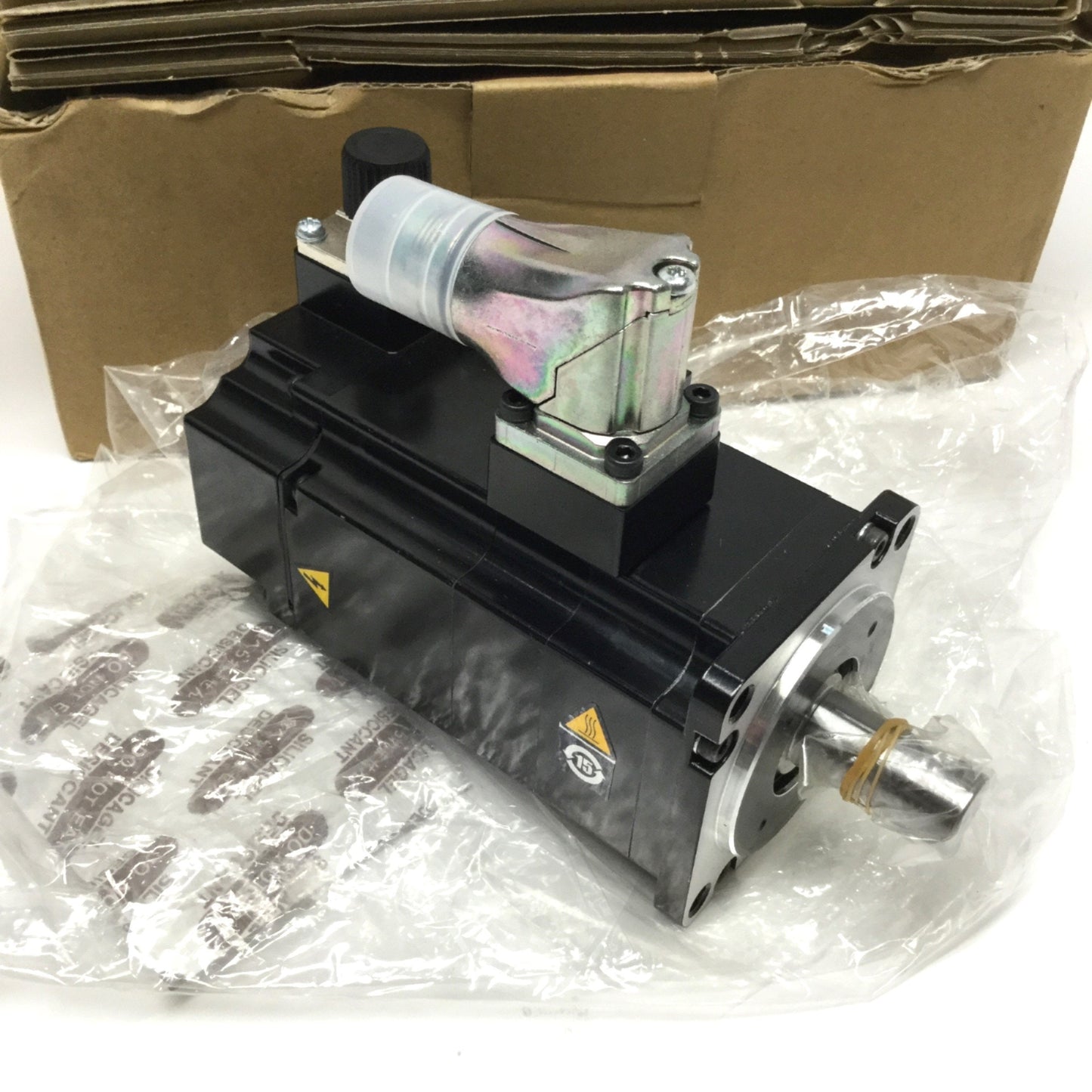 New – Open box Yaskawa SGM7J-02D7F6C Sigma-7 Rotary Servo Motor, 400V 3-Phase, 200W, 3000RPM