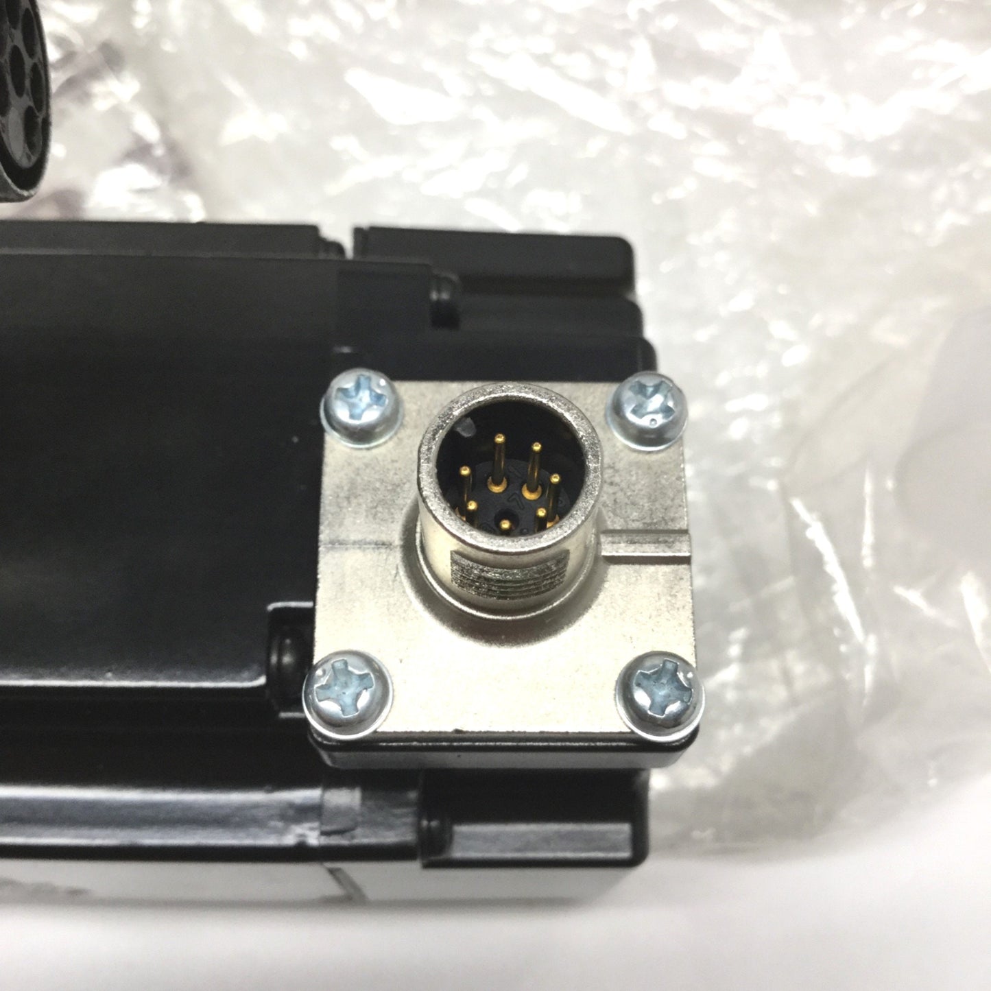 New – Open box Yaskawa SGM7J-02D7F6C Sigma-7 Rotary Servo Motor, 400V 3-Phase, 200W, 3000RPM